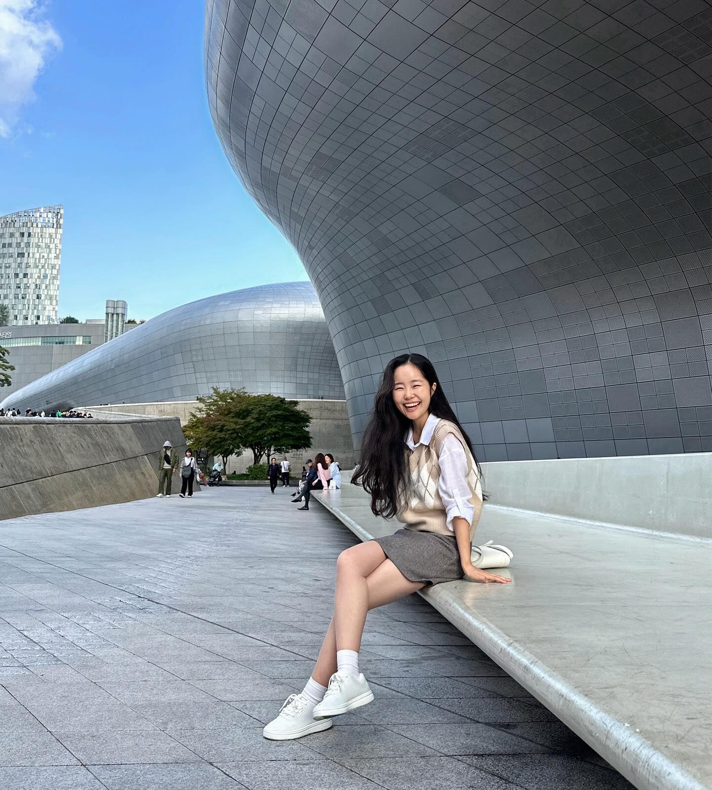#제품협찬 lemouton_shoes 
르무통 ’포레스트‘ 신고 엄마랑 가을나들이🍁

르무통에서 ‘포레스트’ 신발을 보내주셔서
새 신발 신고 엄마랑 오랜만에 DDP에 다녀왔어요~!
무료 전시도 많고 편집샵, 놀거리도 있어서 재밌게 구경했네요ㅎ
(팽이의자 무서운데 넘 재밌쟈나.. 아쥬 신났네 신났어 ♫♪)
너무 열심히 놀았나봐요.. 내 신발 살리도..👀

제가 느낀 르무통 ‘포레스트’는요🌿
• 온라인 사진보다 실물이 훨~씬 예뻐요~ 고민한 시간이 아깝다는..
• 르무통 ‘버디’, ‘메이트’도 가벼웠는데, ‘포레스트’도 역시 가볍네요 굿!
• 무엇보다 착화감이 진짜 최고..✨제가 신어본 신발 중에 제일 편했어요
• 전 스커트에 코디해봤는데 디자인이 심플해서 어디든 잘 어울릴 것 같아요
+ ’포레스트‘의 어퍼(갑피)는 페트병 약 8.5개를 재활용한 리사이클 폴리와 뱀부 원사를 사용해서 만들어졌대요~ 환경까지 생각한 브랜드, 르무통 추천!