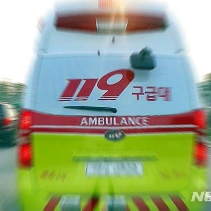 머리가 찢어져 난생 처음 구급차를 탔다..ㅠ
화장실 문턱에 걸려 넘어졌는데
앞에 뾰족한 벽이있었고
부딪혀서 정신을 차려보니 머리에서 피가
뚝뚝 떨어졌다.
지나가던 분께 부탁을 해서 119를 불렀고
119차를 기다리면서 이런 실수를 한
내가 한심해서, 이 상황이 무서워서
눈물이 나서 구급차에서도 울었다.
29살이 우니깐 창피..

병원 도착하니 나보다 응급환자가 많아서
눈 같은 얼굴쪽이 아니라 헤어라인 쪽이 찢어진것에, 뇌출혈없고 뼈골절 없는것에
감사하며 진정이 되었다.

입사 예정인 어린이집 교육, 회의중에 발생한 일이라 원장님, 선임교사님도 병원으로 오셨고 입사 전부터 큰 사고를 쳐서 뻘쭘했다.

부모님이 서울에 계셔서 오늘 우리집에 놀러오셨던 이모가 다행히 보호자로 와주셨고 꼬매는 수술은 이마쪽도 좀 찢어지고 상처가 깊어서 성형외과전문의가 꼬매는게 좋을 것 같다는 이야기를 들어 다친 다음날 아침에 꼬맸다.

다친 부분 머리를 밀고 꼬매야 되서 멘붕이었고 다친부분은 머리가 안날거라고 하셔서 슬펐는데 다른 곳 크게 안 다친 걸로 위안삼기로 했다. 

머리를 일주일 넘게 못 감는다고 해서 너무 답답한 하루하루를 보내고 있다ㅠㅠ 얼른 일주일이 지나길!
액뗌 크게 했다고 생각하고 휴식이라고 생각하고 푹 쉬자..!