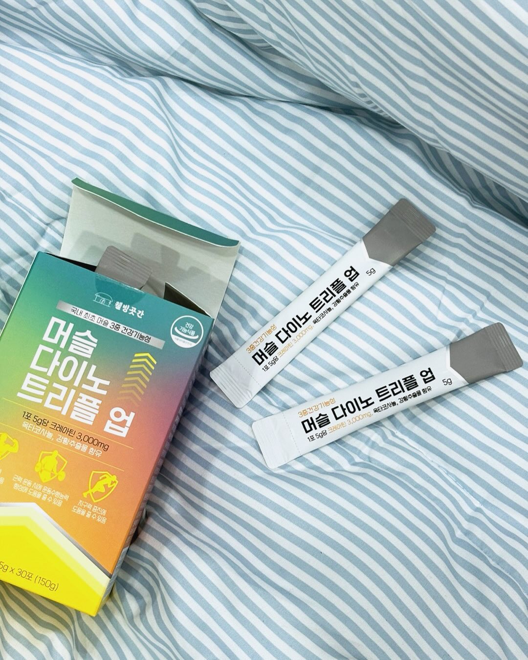#협찬

국내 최초 3중 배합이며 크레아틴 3000mg, 강황추출물 102.75mg 옥사코사놀7mg 이 한포에 다 함유되어 있어요.

식약청 인증기능성원료로 만들어 졌고 가벼워요.
부피가 작아 휴대하기 편하고, 개별 포장 되어 있어 변질 우려가 적습니다:) 물이나 음료에 쉽게 잘 녹아 바로 섭취 가능 하며, 운동 전후에 드시면 되요