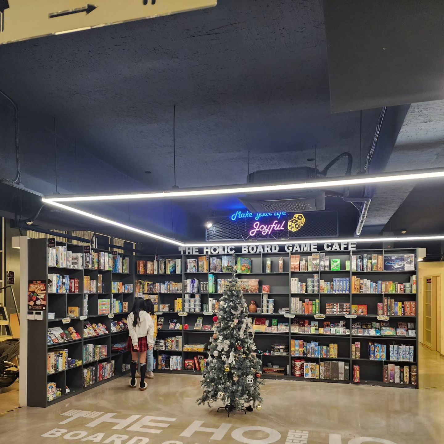 벽면에 보드게임이 가득!!! 
지난주말 다녀왔던 보드게임카페 소개할게요🎲

보시다시피 보드게임 종류도 많고 인기게임은 여러개있답니다
음료랑 간식도 다양해서 먹는 재미도 쏠쏠하지요❤️

재미나게 즐기고 게임반납대에 반납하면 끝ㅡ

둘째가 또 가고 싶다고 할 정도로 너무 좋았대요❤️

#더홀릭보드게임카페충남대점 
📍대전 유성구 대학로151번길 46 5층

#대전보드게임 #대전보드게임카페
#충남대보드게임 #유성보드게임 #궁동보드카페 #대전가볼만한곳 #초등방학