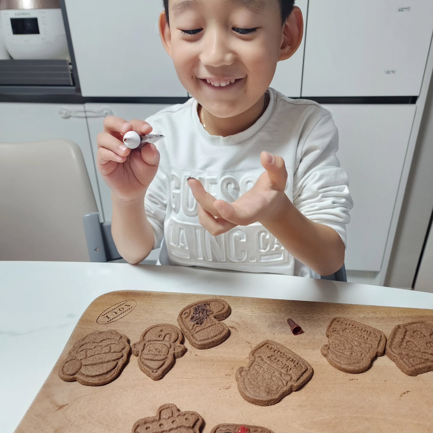 ❤️❤️❤️
.
12월 시작과 동시에 쿠키만들기 노래하던 슈는
그렇게 소원을 이루고 입이 찢어지게 먹었다고 한다. ㅋㅋㅋ
.
.
마지막 유딩 크리스마스파티♡
.
.
학교가서도 잘해보자!!!
.
.
#크리스마스전야제
#축성탄