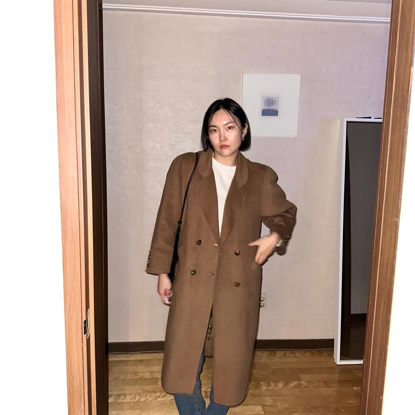 봄이 오는 줄 알았는데, 갑자기 눈이 오고, 봄은 안 올 것 처럼 여전히 춥다. 그래서 코트를 하나 더 영입했다(?).

원래는 봄에 입을 밝은 계열의 반코트를 사려고 여러 플랫폼을 돌아다녔는데, 3n년 동안 매해 겨울을 너무 열심히 맞이했던 탓일까. 다 경험해 본, 뻔한 쉐입들밖에 없더라. 새롭고 재밌는 걸 찾다가 발견한 빈티지 롱코트. 그냥 이건 100m 멀리에서 봐도 빈티지다. 둥그스름한 어깨에 둥근 카라가 귀여우면서도 길이가 길어서 시크하게 마무리 되는 느낌이고, 캐시미어가 함유된 모 100% 라서 소재까지 완벽하게 마음에 들었다.

사실 회사에 입고 가기엔 좀 센 디자인이긴 한데, 매일 먹는 흰밥이 질렸을 때 먹는 볶음밥 느낌으로 가끔씩 재밌게 입어줘야지.