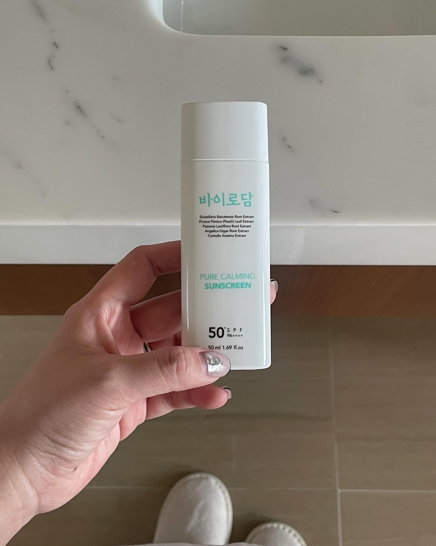 화장은 안하더라도 필!수!인 선크림☀️ 피부가 민감 수부지 타입이라 자극이 적고 유분감이 크게 느껴지지 않는 제품을 선호하는데, 딱 맞는 제품을 찾았어요!
#바이로담 선크림은 시카보다 2배 강력한 재생력을 가진 복사나무잎추출물이 함유되어 있어서 그런지민감 피부에도 사용 가능한 선크림이래요! 진정, 유분 개선 임상도 완료된 유기+무기 2중 제품인데, 사용감도 뭉침없이 가볍게 발리고 마무리 사용감이 촉촉한데 보송한 결감으로 마무리되어요! 백탁, 번들거림, 끈적임은 없고 무기자차 특유의 약간의 톤업과 유기자차 특유의 촉촉 발림성이 합쳐진! 좋은 부분은 다 때려넣은 그런 제품이어서 만족쓰🤍
byrodam_official 

#바이로담 #퓨어카밍선스크린 #진정선스크림 #저자극선크림 #민감성선크림 #화잘먹선크림 #끈적임없는 #선크림추천 #선스크린 #선로션 #백탁없는선크림 #자외선차단 #자외선차단제 #톤업선크림 #순한선크림 #데일리선크림 #촉촉한선크림