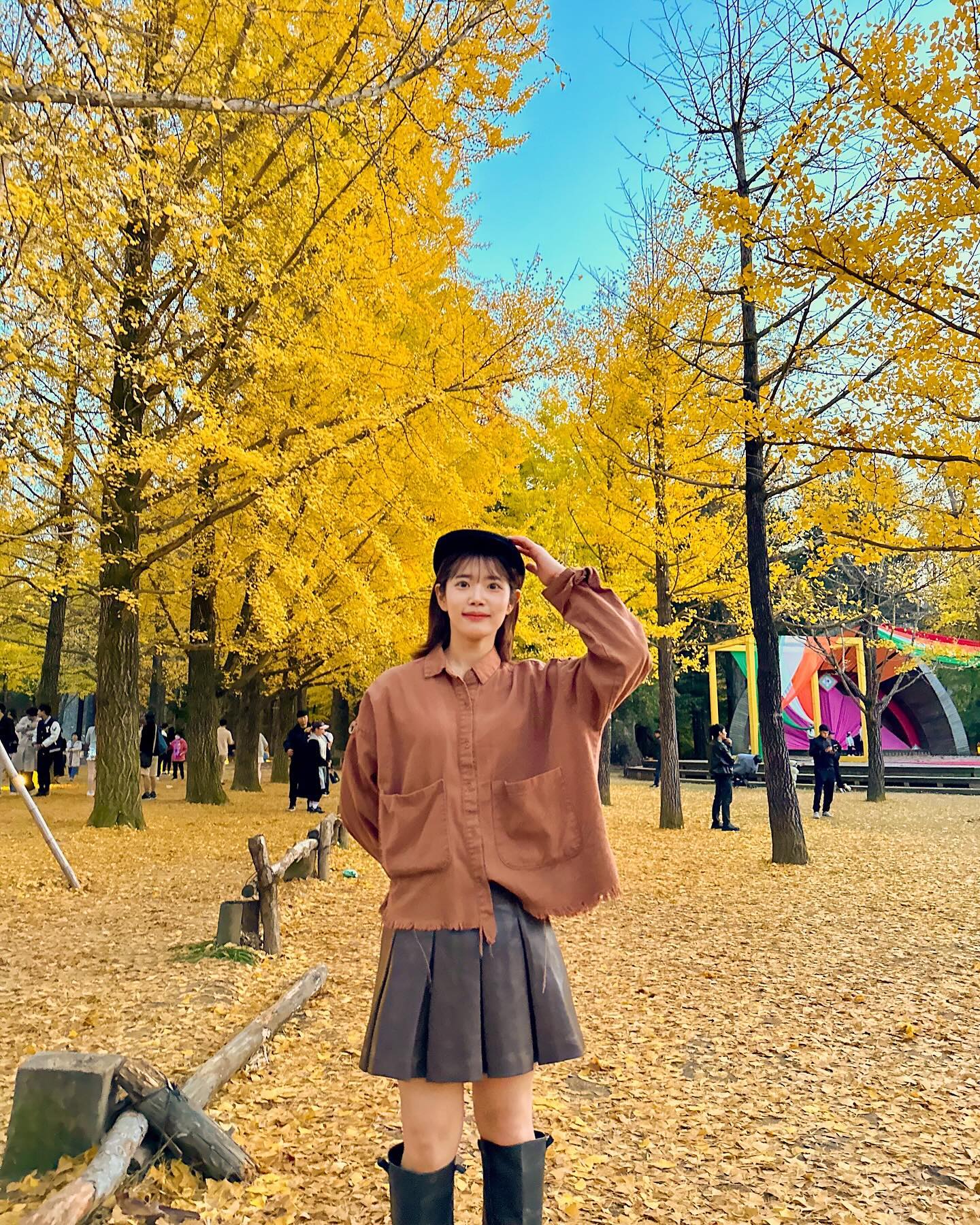 가을 온전히 즐기기 😎💛
나뭇잎이랑 사진찍기는 꽤나 힘들군녀