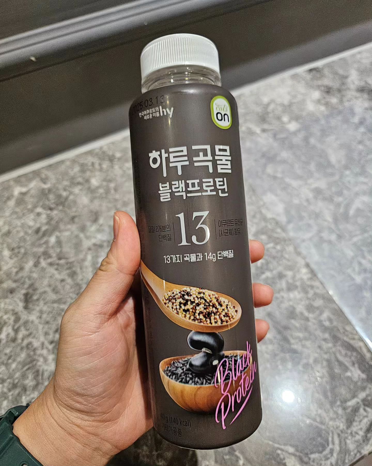 #협찬

수업이 너무 많아 
식사 할 시간이 없을땐
13가지 곡물, 견과, 콩이 들어가
건강한 하루곡물 블랙 프로틴으로 
한끼!

140 kcal로 부담없이 즐길 수 있고
달걀 2개분의 단백질 (총 14g)이 
한 병에 들어있어 더욱 든든한 한끼!

바쁜 일상 속에서 
건강하고 든든하게 끼니를 챙기세요!

#협찬 #프레딧 #잇츠온 #하루곡물 #잇츠온하루곡물 #잇츠온쉐이크 #단백질쉐이크 #식사대용쉐이크 #아침식사 #저녁식사