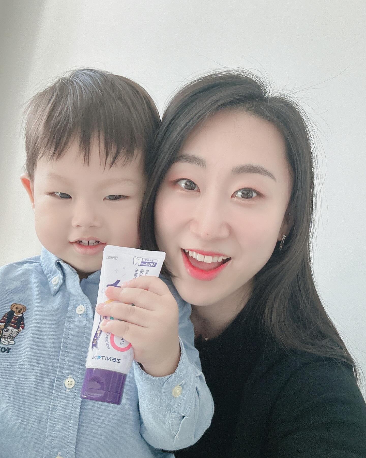 ’업체로부터 제공받은 제품입니다‘

엄마 협찬사진 찍을떄 자기도 찍어야 한다며 사진하나 꼭 찍고가는 지운이👶🏻

중고등학생 및 성인을 위한 1,450ppm 불소치약
제니튼 하이에프 1450 고불소 치약💜

치약은 다 같은 치약 아닌가 하고 아무 치약이나 썼던 1인😅 지운이는 불소치약 꼭 써주면서 저는 챙기지 못했었는데요🙄

충치예방에도 도움이 되고 양치하고 난 후 개운함도 좋아서 불소치약으로 다 바꿨답니다👍🏻

💟 1450ppm 고불소 함유 충치예방
💟 자연 유래 계면활성제 함유
💟 맛있고 달콤상큼한 맛
💟 유기농 인증 성분 함유
💟 뼈 치아와 동일 성분 함유
💟 안전성시험 완료
💟 합성첨가물 15無

불소치약은 맵고 화하다는 얘기가 많아서 더 사용안했었는데 제니튼 불소치약은 달콤한 레드와인향과 개운한 페퍼민트 오일의 맛으로 거부감이 제로에요🙆🏻‍♀️ 맵고 강한 치약을 싫어하시는 분들께 추천드려요🫶🏻

자극없이 구취 및 충치예방 하세요😍

#제니튼 #제니튼치약 #청소년치약 #고불소치약 #불소치약 #치약추천 #불소치약추천 #불소함유치약 #틴치약 #1450치약 #고불소치약추천 #치약