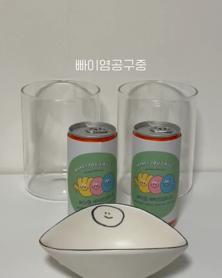 이 물좀 보세요.

색을 흡수해버리는 이 특이한 티슈는
연세대 의류학과 석사를 하신 대표님이 만드신 빠이염!

원단이 만들어지는 과정을 보고
패션보다는 세탁이 더 중요하다고 생각하셨다고 해요🤔

옷감에 들어간 많은 화학물질은
우리 호르몬에 영향을 줄 수도 있는데요
물에 녹는 수용성이라
물에서 다른세탁물로도 옮겨진다고해요😱

그리고 또 일부는 밖으로 흘러나가겠죠?

이 ”세탁안심티슈“가 이런 물질들을 흡수, 흡착하고
티슈 조차 생분해되는 친환경으로 만들어져
다시 자연으로 돌아가더라도 안심할 수 있어요

더 저렴한 중국산 이염티슈도 써본 저지만
이렇게 매번 빨래마다 이염되고
먼지색으로 나오는 일은 빠이염이 처음이고,
왠지 그 부직포들은 쓸데마다 미안했거든요.
빠이염은 다르죠
환경에 미안하지않게,
우리 가족도 안전하게 !

단순 색 나누기로 시작했던 빨래가
빠이염을 팔면서 이렇게 중요한 일인줄
정말 몰랐다구요 :)

오늘, 거래처에서 구매목록 보내주셔서봤는데
역시 저랑 같은 마음으로 구매해주셨겠거니!
너무 감사합니다.
진짜 많이 구매해주셨더라구요.🥹

3박스가 기본인데
하루 1-2장은 쓰니까 금방 쓰실거에요😊

6박스 구매해주신분들도 꽤 계셔서
아 아시는분들도 있으신가보다 해요☺

정말 빨래하나 우리 가족들위해서
지켜주세요 🩵

🏷빠이염 공구는 오늘까지입니다 !!

jooa_life 프로필링크에서 구매하실 수 있습니다!
👆🏻사진 아래 제품 문의하기 눌러주시면
바로가는 링크 드려요! :)

오늘도 함께해주셔서 감사합니다!♥.
.
.
.

#주아살림 #공구예고 #살림공구 #공구마켓 #살림템 #살림팁 #살림팁공유
#빠이염 #빠이염공구 #세탁이염티슈 #이염티슈 #세탁안심티슈 #세탁꿀팁 #아기있는집 #세탁티슈
#출산준비 #이염방지티슈