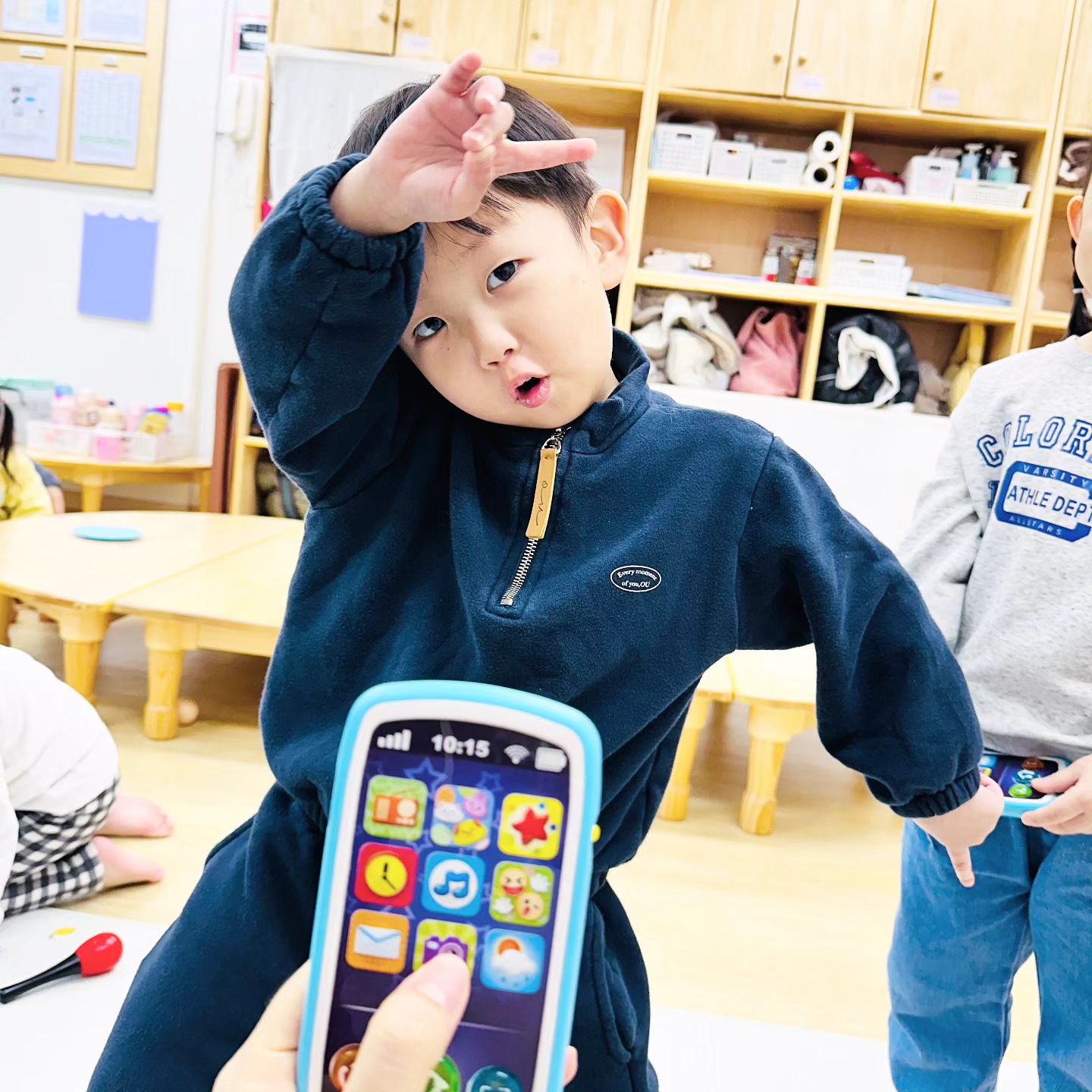 .
포즈 취하는 법 알랴드림 🤟🤟

.
.
.
#키즈모델 #요망쟁이