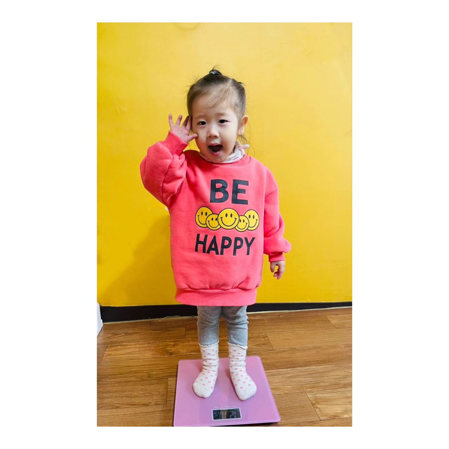 우리집 3호♥︎

#지우일상
⠀⁣
♡+⁣941

오늘도 너의 시그시처 포즈로 찰칵 !

신체계측도 하고
가을 열매퍼즐도 맞춰보고

오늘도 즐겁게 재밌게 놀다온 지우 ♥︎

아...
내일도 보내고 싶지만
주말 ..... 이구나 ....
⠀⁣
⠀⁣
⠀⁣
⠀⁣
•͈ᴗ•͈⁣
⠀⁣

#3살딸
#지우스타그램

#얼집활동사진

#집나가면효녀
#집에오면빌런

#벌써주말이라니
#월요일아빨리와라

♥︎