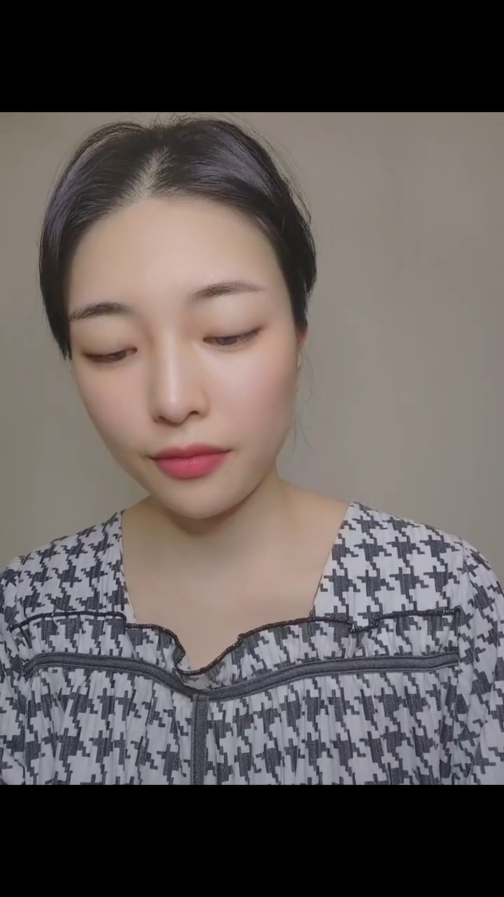 #협찬 #리즈케이 #시트런비타씨브라이트닝크림 
1) 고흥유자껍질 추출물 62% 고함유로 기미/잡티를 말끔하게 케어!
2) 1회 사용 후 피부 장벽 개선
시어버터, 세라마이드 리포좀 원료 Cerasome이 들어 있어 피부 장벽 강화와 피부 면역력 증대
단순 보습뿐만 아니라 장벽까지 튼튼하게 개선!

사용 30분후 수분량 24% 증가 / 피부 보습 개선
사용 30분 후 붉은기 개선
*인체적용시험 완료

3) 7일후 기미, 잡티 면적 개선 (7일 후 16% 개선, 인체적용시험 완료)
고흥유자껍질추출물을 포함한 다양한 미백성분 함유
4) 업사이클링 원료를 친환경 공법으로 추출, 피부에 안심하고 사용할 수 있는 한국 비건 인증
5) 토너, 세럼과 함께 사용시 밝고 투명한 피부를 만드는데 시너지 UP

#시트런크림 #고흥유자 #유자크림 #피부장벽크림 #수분장벽크림 #장벽크림 #비타민크림 #비타민C크림 #장벽개선 #피부장벽개선 #수분장벽튼튼 #기미잡티크림 #기미잡티면적감소