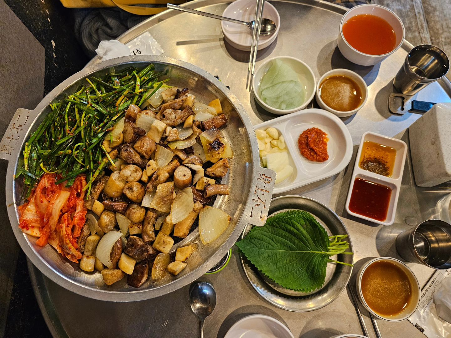 #아름씨의식욕일기 #한우곱창모듬한판 #소곱창맛집
#어린이대공원맛집 #왕십리정곱창 어린이 대공원역에서 건대가는 방향으로 첫번째 골목 코너 돌면 바로 있음. (여기 길 아는 분들는 대충 뭔 소리인지 알거예유 ㅋ )
#광진거주민추천 

여기 맛있음. 추천함. 
보통 어린이대공원 군자역 하면 소곱창 맛집이 딱 따오르는 몇곳이 있는데 요즘은 여기가 맛있음 군자역 소곱창집이 별로가 된지 좀 되버려서 칫 ㅡㅡ 

참고로 여기도 10년 넘은 곳으로 건물 일 이층 다 쓰고 맞은편 건물에 별관처럼 씀.ㅋㅋㅋㅋ 
돼지곱창도 파는데 여기 소곱창 요리 하는 곳이랑 돼지곱창. 전골이랑 볶음밥 하는 곳 위치가 다 다름.키키키키키