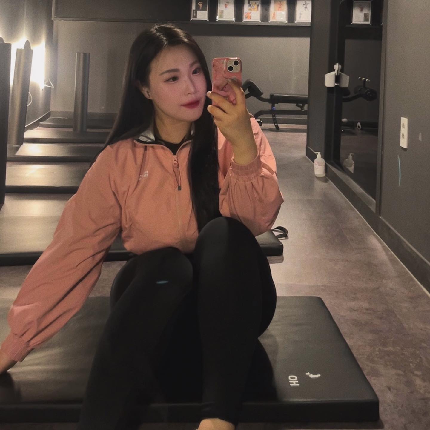 #협찬 x betterthanlife_official 🧡

요즘 운동을 열심히 하는데 #베러댄라이프 에서 예쁜 땀복을 선물해 주셨어요! 색상이 너무 예쁜 핑크라서 운동할 기분 나네용🤍

#땀복 #대한민국1등땀복 #여자땀복 #남자땀복 #베러댄라이프 #부스터슈즈 #다이어트땀복 #재킷 #후드집업 #런닝 #운동 #운동스타스램 #홈트 #헬스