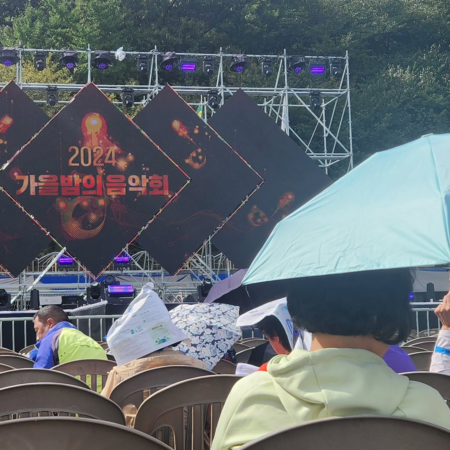 #가을밤의음악회#송가인#거미#UV#유세윤
6시공연인데 식전공연 3시부터 보려고 사람들 많이 모임
날씨좋음#강북문화재단 #강북문화재단기획공연 #번동
#강북구번동#우이천공연