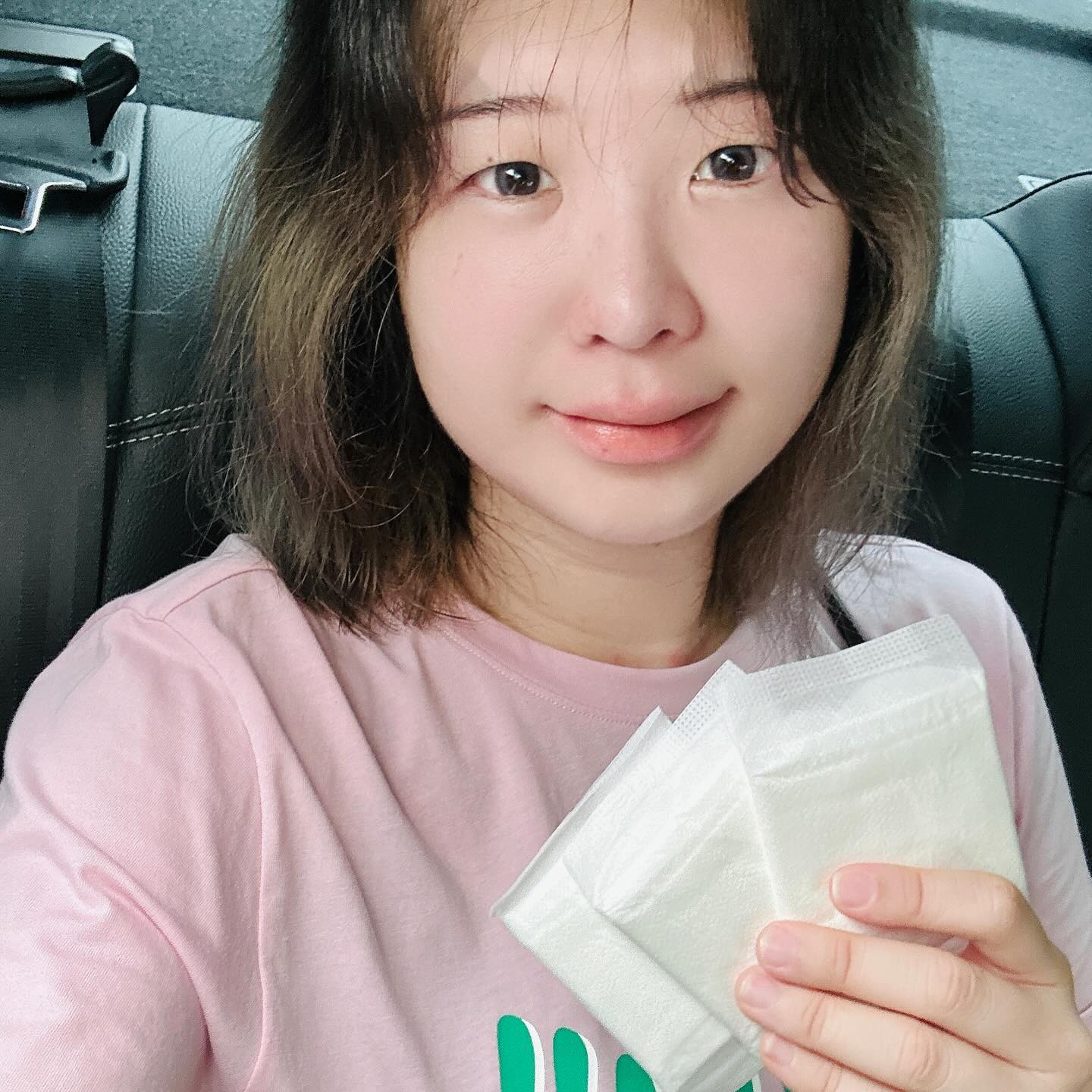 #협찬 날개 달린 라이너는 처음이네요~.~

라이너랑 생리대 불편해서 안 쓴지 꽤 됐는데(저는 생리컵 쓰고 있슴다) 가끔 필요할 때가 있더라구여
이번에 춤추는 고래 롱 팬티라이너랑 생리대 받아서 사용해봤는데, 특히 팬티라이너는 처음 사용해보는 날개형이라 되게 새롭구 만족스러워요

팬티라이너는 보통 일자형으로 나오기 땜에 자주 밀리는 경우가 많았어요. 가끔 접착력 높은 제품의 경우에는 속옷에 자국 남거나 잘 안 떼지기도 하구요(ㅠㅠ)
춤추는 고래 팬티라이너는 날개형이라 움직임 많은 날에도 밀릴 걱정이 없습니당! 소형 생리대처럼 생리 끝물에 사용해도 좋을 것 같아요. 물론 데일리로도 좋습니다. 통기성이 좋아서 답답함이 없어요(답답해서 팬티라이너, 생리대 안 쓰는 1ㅅ..) 스펙은 무게 1g 두께 0.7mm인데 이 정도면 가볍게 쓸 수 있을만 하죠?
그리구 패키지 오픈할 때두 절취선을 그냥 뜯는 방식이 아니라, 오픈씰이 따로 있어요! 그래서 더 깰꼼쓰한 느낌이었습니다

아직 월경 기간이 안 와서 생리대랑 입는 오버나이트는 사용 안 해봤지만.. 입는 오버나이트 사용해본 친구들의 말에 따르면 엄청엄청 편하다고 하더라구요! 샐 걱정도 없구요
춤추는 고래 오버나이트도 4중 샘 방지가드로가 있어서 양 많은 날 샐 걱정 없고, 허리밴드가 탄력이 있어 착용감 엄청 편하다는데 다음 월경 주기가 기대됩니다.
팬티라이너 쓰고 만족스러웠어서 생리대도 만족스럽지 않을까 하네요

#롱팬티라이너 #날개형팬티라이너 #소형생리대 #초경선물 #생리대추천 #입는오버나이트 #월경용품 #월경