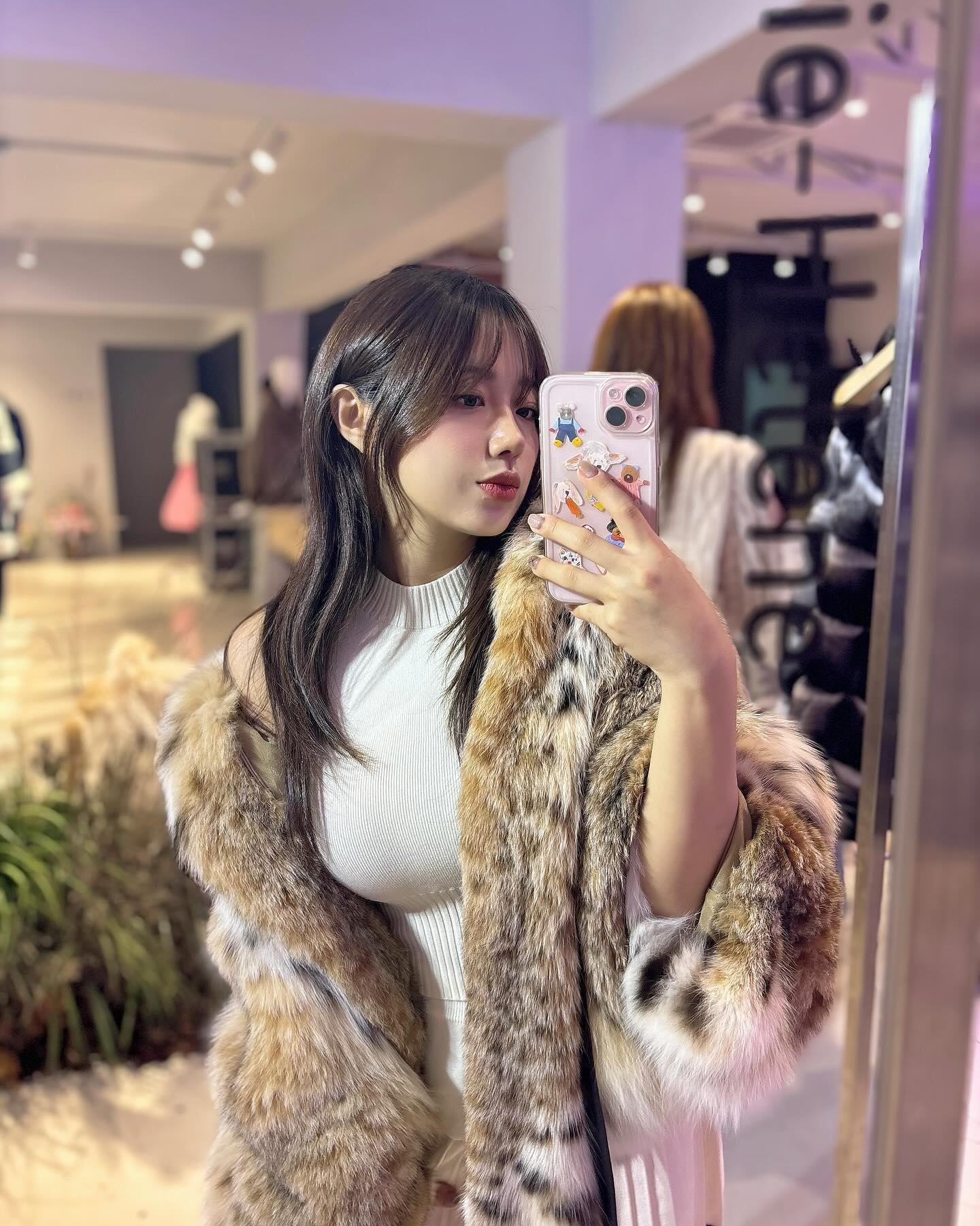 이번 가을은 레오파드라묘 ..? 🐆
마리엘렌에서 고급퍼 걸쳐봤눈데 오때요오 ? ✧*.

태림모피 50주년 기념을 맞이해 
마리엘렌 팝업 스토어에 다녀왔어요 ! 🤍

이번 팝업은 지금까지 태림모피의 자리를 있게 해준, 기술력과 장인 정신을 바탕으로 다음 50년을 럭셔리 브랜드 마리엘렌, 마리엘렌프리미에르로 나아갈 것을 표현하는 자리라고 합니다 :) 

2층에서 스탁 할인 행사가 열린다고 하니 겨울패션 아이템 미리 장만해두시는것 두 좋겠네용 (*´∪`) 

#마리엘렌 #마리엘렌프리미에르 #태림모피 #mariehelene #fur #겨울패션 #시즈널럭셔리
브랜드 #마리엘렌팝업스토어 #성수동팝업스토어 #팝업스토어추천 #태림모피팝업스토어