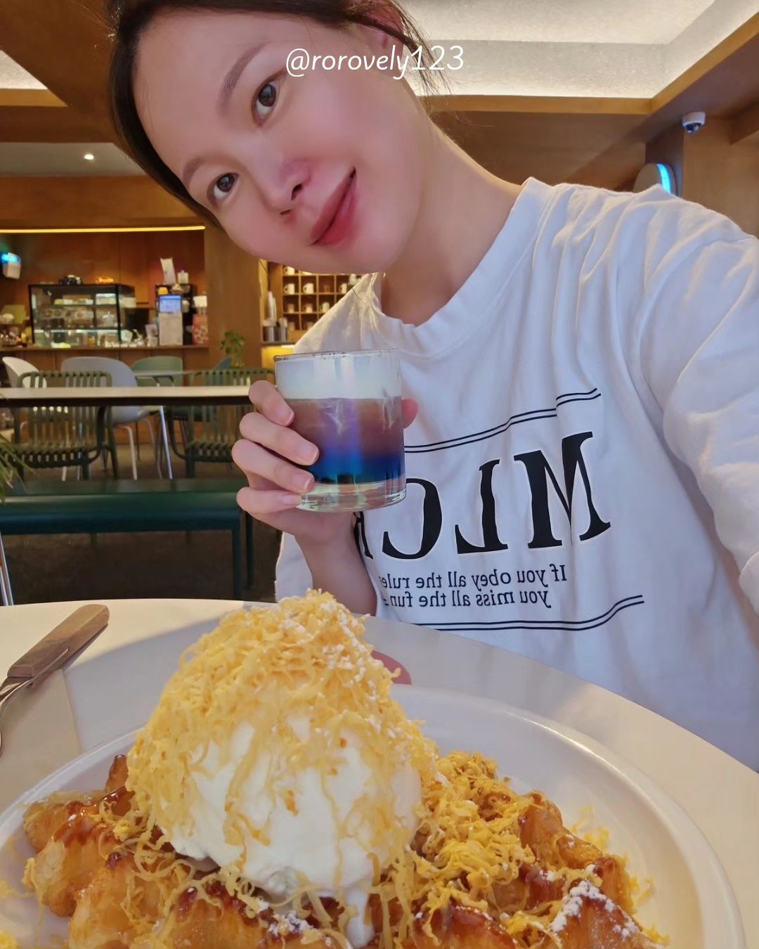 #협찬
부산대 데이트하실분 여기가셔야죠
저 몇번가봤지만 갈때마다 분위기도 맛도 좋아서 애정하는 카페민이에요.

여기 크로플 완전맛집인데
위에 아이스크림이랑 같이먹음 존맛탱
엄청달지않아서 좋아하는 아인슈페너까지🩷디카페인도 되니까 밤늦게가도 부담없이 커피한잔 가능해요

깔끔하고 조용해서 대화하기 좋은데 푹쉬다가 가는 느낌
부산대카페는 여기여기

✔️부산 금정구 장전로20번길 27
✔️매일 12시부터 22시까지 (일욜은 13시)
✔️0507-1497-2486

#부산카페추천#부산대카페#부산대카페추천#부산대데이트#부산대디저트#부산대크러플#장전동카페#부산크로플맛집#부산디저트맛집#부산대맛집#부산대테라스카페#부산대루프탑#장전동맛집#부산카페민#카페민