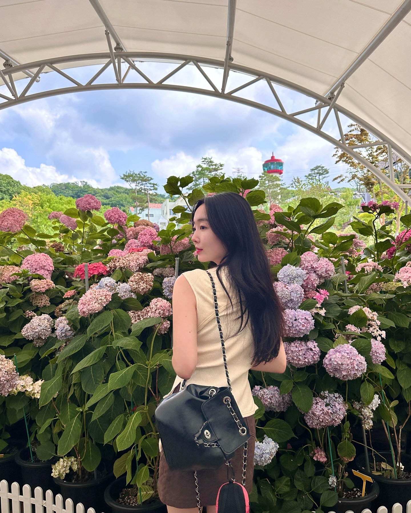 꽃은 좋은데 벌은 무서운 나이🐝