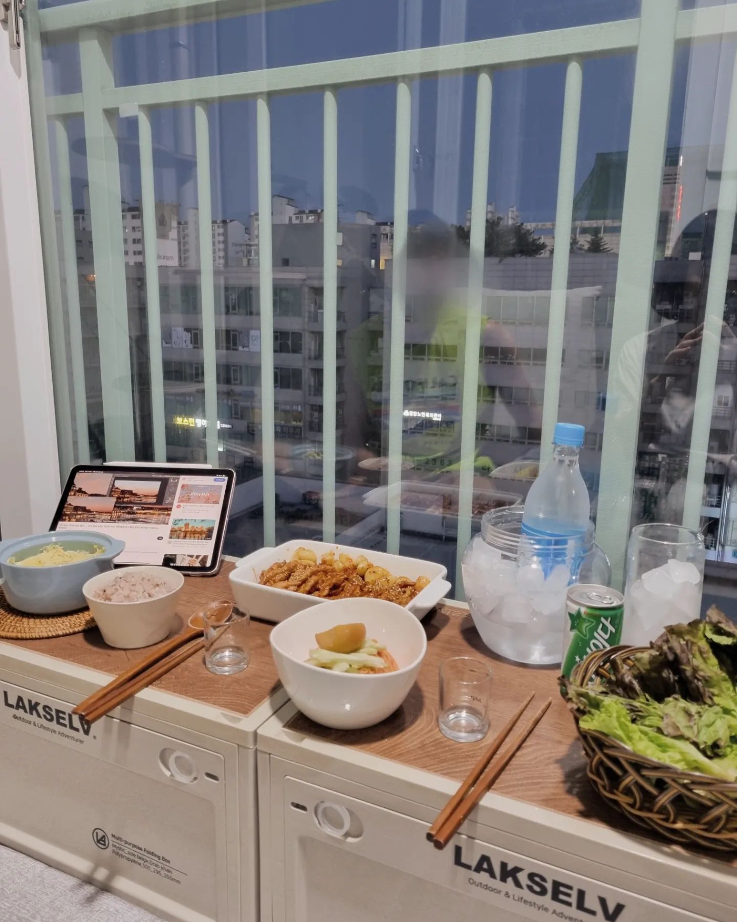 즐토🫣

날이 좋으니 창을 다 열고
엄마가 보내준 양념장에
닭목살 1차, 2차 초벌해서
오늘 저녁 한 상 만들었어요!

칠링백도 못찾아서 엄마가 준
고추장 통을 칠링백 대신 하니
이거 완전 딱이네요...🩷

엄마 양념 + 엄마 칠링백 + 
엄마 고추장 + 엄마 계란찜그릇

엄마없인 못살어🙋‍♀️🌸🩷

.
#홈스타그램 #집밥 #야식스타그램 #오늘집밥 #오늘술상 #베란다포차 #먹스타그램 #술상 #신혼부부일상 #신혼부부술상 #술상 #닭목살구이 #닭목살 #엄마표