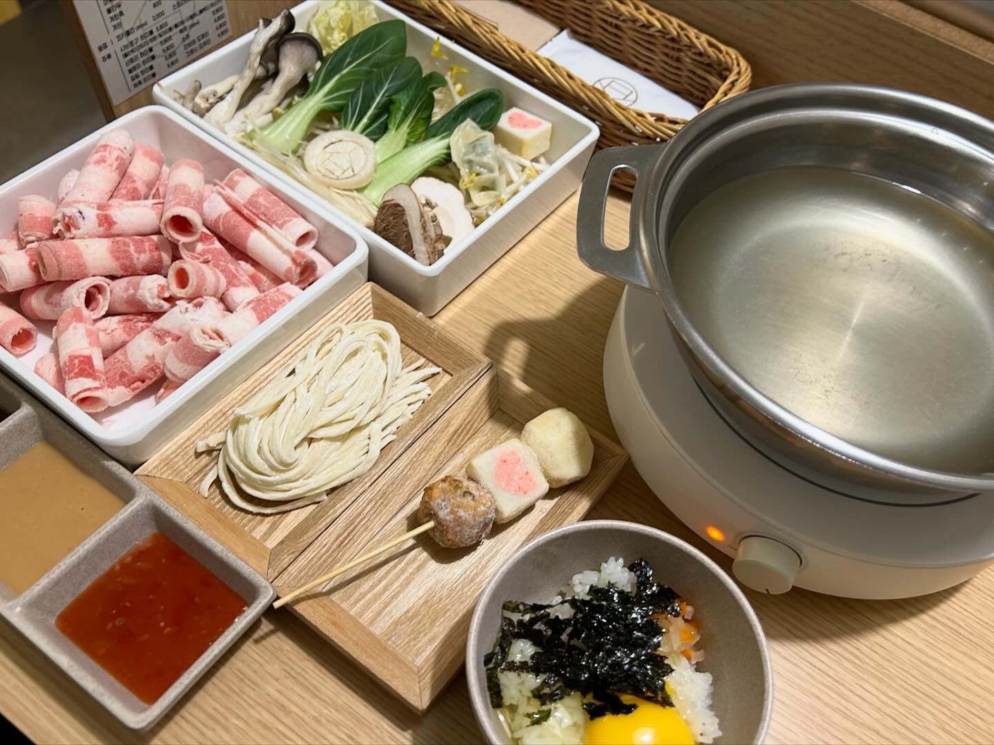#협찬 #샤브로21#성신여대샤브샤브#성신여대맛집#성신여대데이트#성신여대혼밥#혼밥#서울샤브샤브#샤브샤브맛집 #1인샤브 

혼자 샤브샤브를 먹고 싶다! 
깔끔한 샤브를 즐기고싶다!? 
그렇다면 샤브로21 성신여대점이쥬! ㅎㅎ 🩵

요즘은 또 혼밥족도 많아지고 
서로 수저 담그는 문화가 
점점 줄어드는 추세자나용? 👀

제가 돈암동을 자주가도 
혼자 먹을 수 있던 샤브샤브가 없었는데 
드디어....! 갈곳이 생겼답니다>,< 

저는 기본적인 샤브로21 샤브샤브로 택! 
+#칼국수 +#계란죽 사리까지 추가쓰!! 
그래도 만원초반이라 
요즘 오른 물가대비 넘 좋죠잉 ! 😙

소스도 3가지 다 나오는데 
다 먹는 소스라 너무 맛있고 좋더라구요 
#피시볼 까지 추가했는데 👍🏻
이렇게 해서 야채먹고 고기먹고 
칼국수사리와 죽까지 만들어먹으니 
배가 터질거 같........ㅎ 
근데 진짜 끝까지 맛있네요 😍😍

먹고 있는데 사람들이 계속 들어오고 
대기 있는 이유가 있을 수 밖에 없어요 〰️
게다가 사장님도 매우 친절하시고 
인상도 넘 좋으셔서 
아 여긴 계속 잘되겠다 싶었네요😆✨
맛있게 잘 먹다 왔습니다!! 
다음엔 얼큰 샤브샤브 먹으러 올게요 ㅎㅎ
