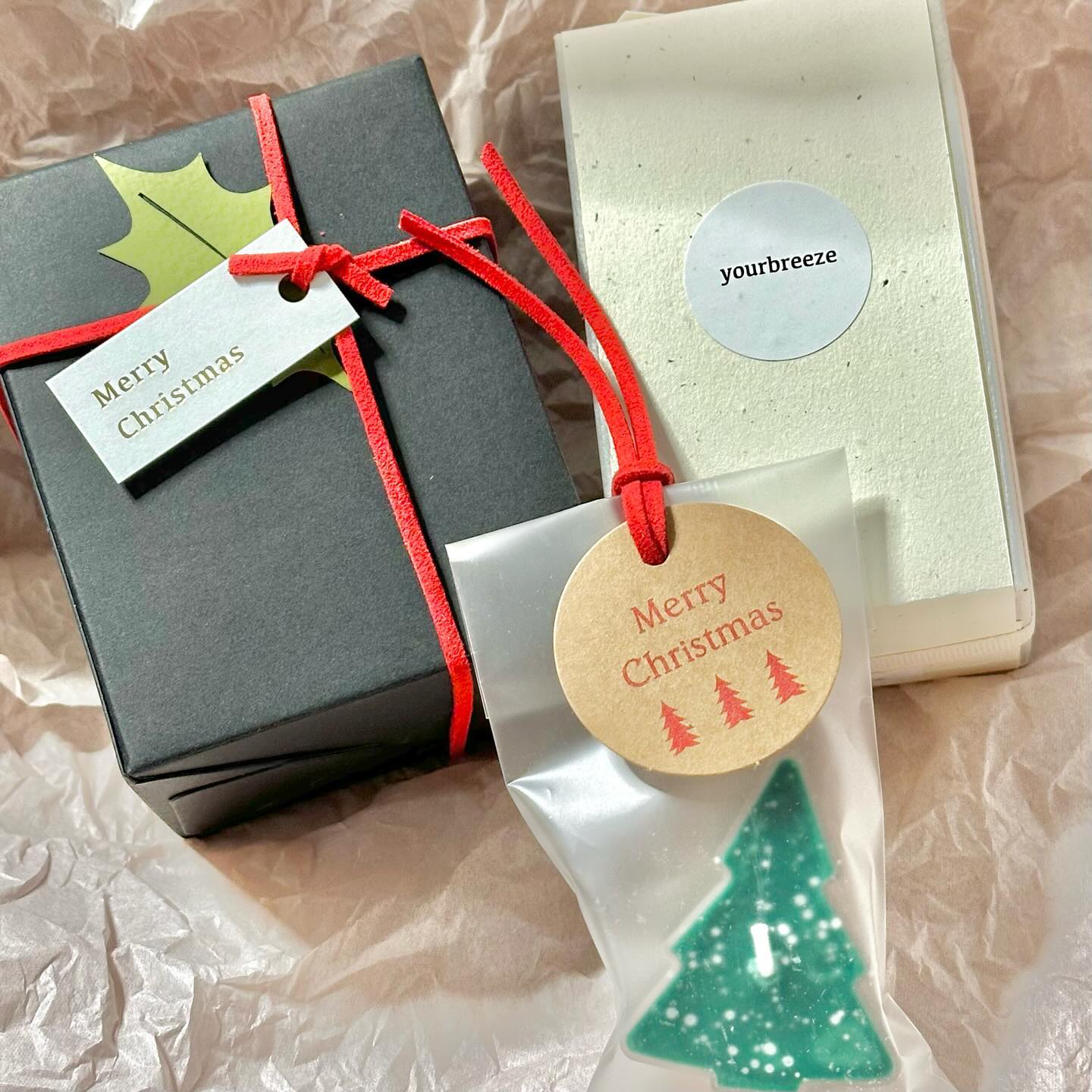 #광고 🎄연말선물 추천🎄유어브리즈🕯️
저번에 벌써 첫눈이 살짝 왔어요🤍
벌써 연말이라는게 온몸으로 느껴지는 날씨에 어울릴만한 연말선물을 추천드릴게용!🎅🏻

국내에서 직접 생산한 핸드메이드 제품으로 제 피드에 올라온 제품들은 🌟크리스마스 한정이라는 점!

카카오톡 선물하기로 선물하면 받는사람이 직접 원하는 향으로 바꿔서 받을 수도 있는, 주는사람도 받는사람도 편한 선물입니다🎀

1, 2번 사진의 미니 트리모양 캔들은 크리스마스 시즌에 선물로 같이 받을 수 있다고 합니다!🎁

세번째 사진의 크리스마스 레드캔들은 매우 큰 용량의 캔들입니다! 저는 🎄크리스마스 숲🎄향으로 골랐는데, 정말 연말느낌 뿜뿜하는 향이예요! 제가 우디한 향 좋아하는데, 우디하면서도 여성스러운 향이라 부담없는 우디한 향이예요☃️

심지를 우드심지로 골랐는데, 취향에 따라 면심지 혹은 워머에 사용가능한 심지 없는 캔들로도 주문이 가능합니다!🩷

4, 5번 사진은 🎄크리스마스 미니 트리 캔들입니다!
저는 느긋한 바람🍃향으로 골랐어요!
소나무와 풀향이 시그니처인 향인데, 정말 시원상큼 깨끗항 향이예요! 이건 정말 맡아보기 전까지는 모르는 향입니다!🎀 꼭 선택해보시길 추천드려요❤️

🎅🏻🎄연말선물 추천🎄🎅🏻 유어브리즈 캔들! 꼭 선물해보시길 바랍니다🩷

#유어브리즈 #yourbreeze #크리스마스미니트리캔들 #느긋한바람 #크리스마스레드캔들 #크리스마스숲 #크리스마스 #크리스마스선물 #크리스마스선물추천 #크리스마스준비 #연말선물 #연말선물추천 #크리스마스인테리어 #크리스마스이브 #크리스마스에디션 #향초 #캔들 #캔들선물