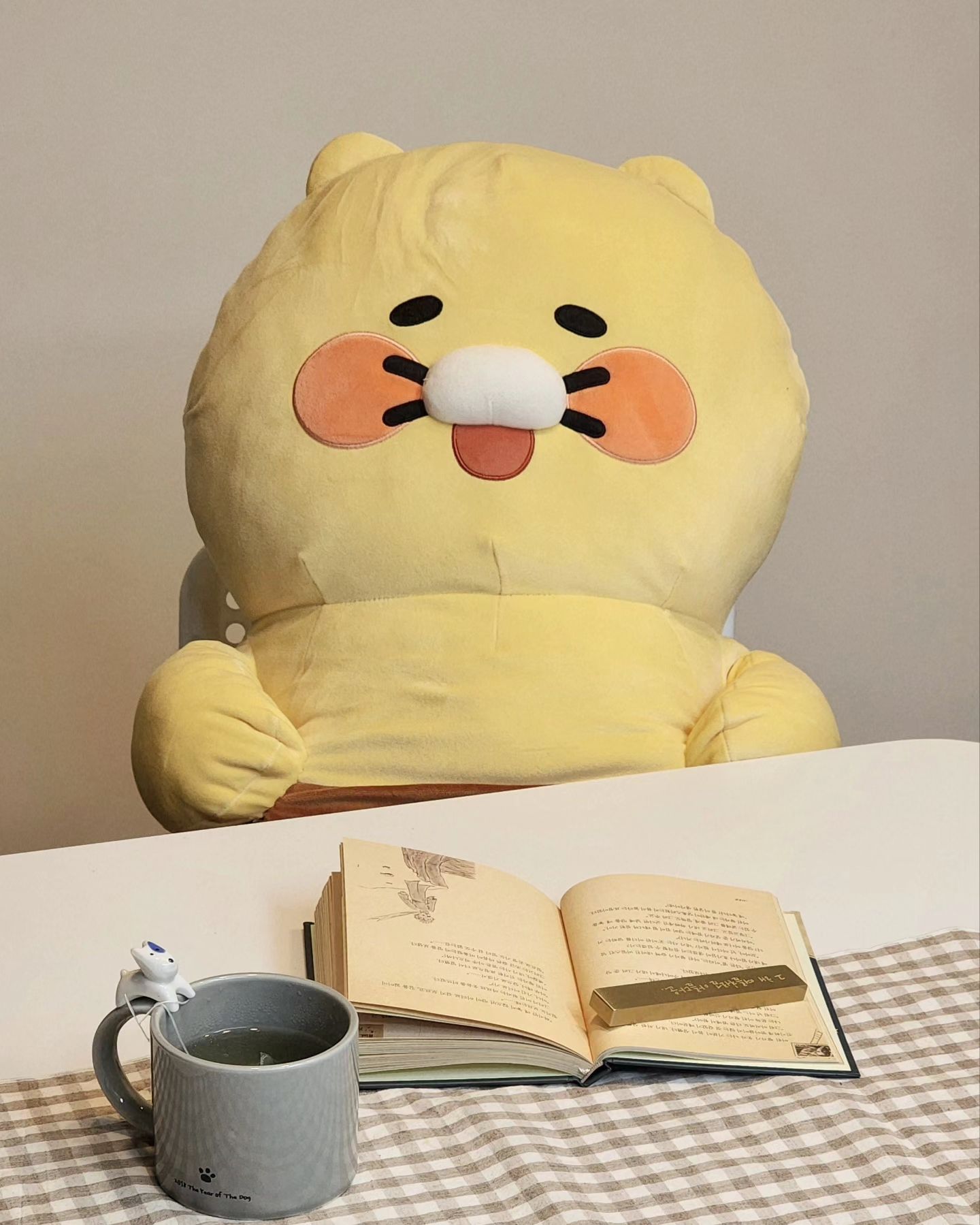 🧑🏻 #어린왕자 를 위해 #협찬
.
어리진 않았지만 어린왕자였던.

이거 보는데 딱
선물 드리고 싶은 분이
생각 나서 각인도 신청했어요.
책도 많이 읽고 글도 많이
쓰실 분이 계시거든요.

인생에서 몇 번의
터닝포인트가 있잖아요.
저는 어느 해 여름이 그랬어요.
너무 정신없이 지나갔던,
그리고 너무 뜨거웠던
그 해 여름엔, 제가 지금도
'한여름의 소나기' 같았다.
라고 표현하는 분이 계셨어요.

정말 뜨거운 여름
정신없는 우리에게, 시원한
소나기로 쏟아내리셨다가
무지개를 보여주신 분께
선물하려고 합니다.
저는 그 여름을 시작으로
더 바빠졌지만 그보다 더
풍부하고 감사한 경험을
하게 되었어요.

저에게 많은 짐을 주었다고
늘 미안해 하시는,
어리지는 않았지만
어린왕자같던 분께
선물합니다^^

#춘식이 같기도 하네요.
#어린왕자 와 갭이 크지만ㅋ

_goodlife3 
#황동문진 #각인선물추천
#예쁜문진