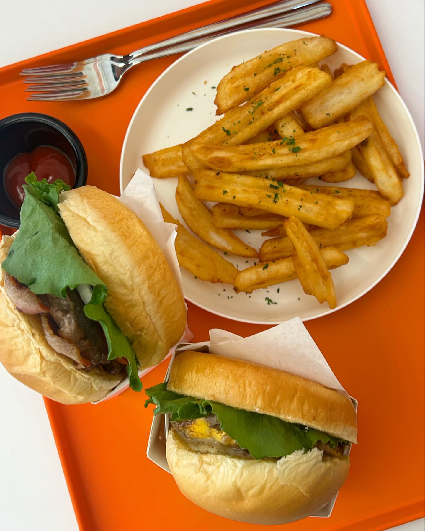 ”세상의 유일한 버거가 되다.“🍔🫶🏻
육즙 팡팡 터지는 찐 수제버거를 먹고 싶다면 더 크마 버거!!

🍔눈에 확 띄는 귀여운 인테리어에 화이트톤의 깔끔한 매장
🍔가게 옆에 테라스 공간이 존재해서 지금같은 날씨에 나와서 먹기 딱 좋아 요!☀️
🍔감자튀김과 버거의 조합으로 생성된 프렌치 크마버거는 하루 한정판 10
개 판매중!
🍔100% 수제버거로 엄선된 소고기 패티를 사용하는 프리미엄 수제버거집
🍔불맛이 가득한 패티와 풍부한 육즙이 팡팡
🍔최고급 브리오슈 번과 신선한 야채, 재료들 사용
🍔여러 시행착오 끝에 만든 수제소스로 패티와 잘어우러지는 맛
🍔차별화된 두께로 속이 두툼해서 더 맛있는 감자튀김 가성비 가격으로 즐길 수 있는 메뉴
🍔배달 포장 전부 가능한 매장
🍔네이버 알림받기 이벤트 참여하면 감자튀김 쿠폰이 무료!🍟

📍위치 : 서울 마포구 신촌로4길 5-5 1층 (홍대입구역 6번 출구에서 167m)
🕖영업시간 : 평일 11시~21시 / 주말 10시30분~21시
☎️매장번호 : 0507-1472-2536

이 글은 본 업체에서 제품 또는 서비스를 제공받아 작성된 글입니다.

#협찬#홍대맛집 #홍대버거 #홍대수제버거 #동교동맛집 #수제버거맛집
#수제버거 #홍대수제버거 #연남동 #홍대역맛집 #햄버거 #햄버거맛집 # 먹방 #먹스타그램 #음식스타그램 #food #hamburger