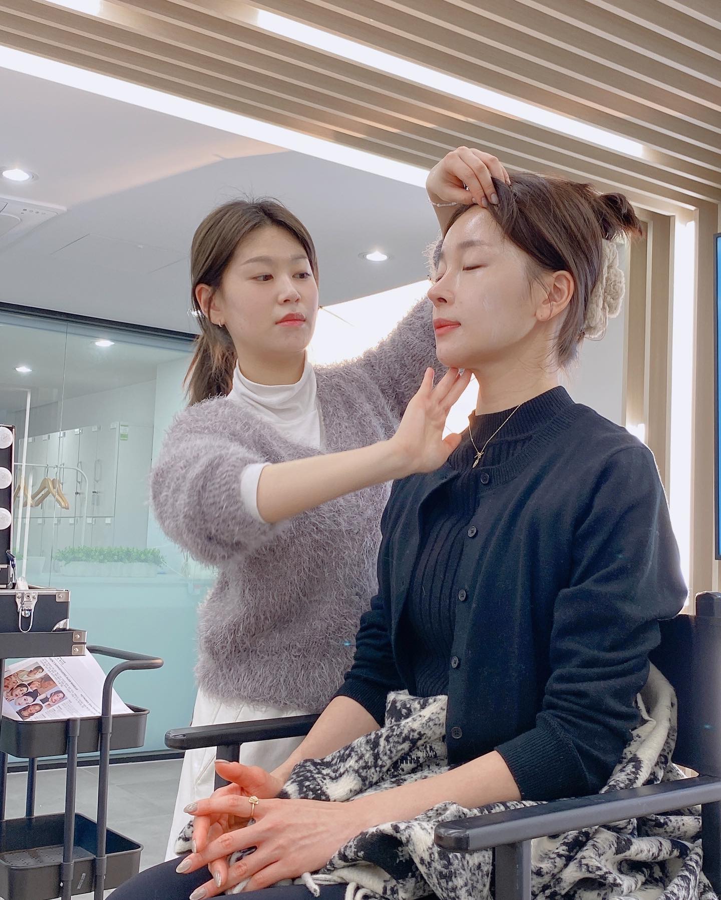 ᴍᴀʏ ʏᴏᴜʀ ᴅᴀʏ ʙᴇ ᴀs ʏᴏᴜʀ ᴍᴀᴋᴇᴜᴘ🧡🍊💛
⠀
자발적 일일 촬영기사(?)가 되어
열심히 보고 듣고 배웠던 #금귤일상 #어제의기록 📸😬✌🏼
⠀
제가 나름 십년 넘게 #뷰티블로거
#뷰티인플루언서 활동을 하고 있는데요,
현실에 안주하고
아무 노력도 하지 않으면
더 이상 발전할 수 없다는 걸 넘나 잘 알기에
#뷰티 #메이크업 트렌드도
항상 열심히 배우고 있습니다😊
⠀
‘난 이미 다 알아! 지금도 충분해!’
라고 생각하면
무슨 발전이 있겠어요,,
(feat. 이 구역 고인물 할미코덕 1)
⠀
어제는 #아모레서울센터 에서
메이크업 #원데이클래스 가 있던 날이라
민지 아티스트님의
고급진 피부표현 꿀팁부터,
최근 뷰티 트렌드,
메이크업 브러쉬와 색조템 활용팁까지
알차고 야무지게 줍줍할 수 있었습니다🥰
⠀
메이크업 주제가
「올드머니룩/ 글램 메이크업
ᴏʟᴅᴍᴏɴᴇʏ & ɢʟᴀᴍ ᴍᴀᴋᴇᴜᴘ」 이었기 때문에
‘색’ 보다는
은은하게 빛이 나는 피부표현과
깔끔하게 정돈된 아이메이크업이 특징이었는데요-
⠀
저는 또 와중에
아티스트님의 빠른 손놀림과 뷰티툴 매칭까지
매의 눈으로 캐치하며
하나하나 머릿속에 새기느라
앞구르고 뒷구르고 정신 없었다는…!🫠
(간만에 녹슨 뇌회로
기름칠하고 풀가동하느라
과부하 걸린건 안 비밀🌀🫨)
⠀
근데 정말 신기한 게
아티스트님 손길이 거쳐간 곳마다
광채가 더해지고, 결이 정돈되고,
화사함이 플러스돼서
역시.. 전문가의 손길은 다르다는 걸 또 한 번 느꼈네요😳💕
⠀
⠀
🔸일일 모델로 대활약 해주신
최강뷰스팀 귀요미 리밍님 (amore_reming )
🔸강의에서 배운 내용을 토대로
직접 #셀프메이크업 에 열중하고 계신
최강뷰스(amore_beaustar ) 팀원분들
🔸1도 버릴 거 없는 알찬 강의 내용부터
참석자분들 한 명 한 명
1 : 1로 코칭까지 해주신 민지 아티스트님(m_up_artist.minzy )
🔸스페셜 원데이 클래스 자리를 마련해 준
최강뷰스팀 리더 지연님 (amore_beautystar )
🔸뷰티와 장푸미를 애정하는 분들께
언제나 열려있는
아모레서울센터 (amore_seoul_center ) 의
쾌적한 공간 협찬까지—
⠀
정말 뭐 하나 빠지는 거 없이
완벽하게 조화를 이루었던 하루였습니다☺️
⠀
여기서 제가 제일 농땡이(?)
피운 것 같지만
팀원분들 촬영도 도와드리고,
소품보조에
현장기록도 하느라
몸은 빠릿빠릿 바삐바삐 불태웠던 시간이었어요🫥🫥🏃🏻‍♀️
(🔥열심히 굴러라 휴먼)
⠀
막판에 모델이셨던 리밍님이
오늘 얼굴 너무 맘에 들어서(?)
세수하기 싫다고 하셔서 다들 빵 터진 건 안 비밀..!😂
⠀
메이크업 강의 말고도
매월 다양한 주제와
커리큘럼들이 준비되어 있으니,
원데이 클래스 관심 있는 분들은
아모레서울센터 공식피드로 가셔서
「월별 강의 일정」 새 소식도
쭉 둘러보시는 걸 추천드립니다!
⠀
저는 오늘도
덕업일치★어덕행덕 라이프를 위해
열심히 살아가고 있어요🧡🍊💛
⠀
⠀
#뷰티 #메이크업 #makeuplover #koreanbeauty #메이크업강의 #일상그램 #일상기록 #금귤리뷰 #금귤뷰티 blingblinggoldorange 🧡🍊💛