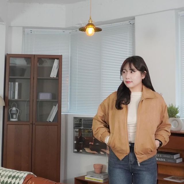 Jungae Tina Yun on Instagram: "#광고 비바브라운 카라 블루종 스웨이드 자켓 입고 스튜됴에서 찍어봐써요📸 거의 스튜됴 지박령...🥲 투웨이 지퍼라 잠가도 매력있는 자켓이랍니당 동물성 원료X,