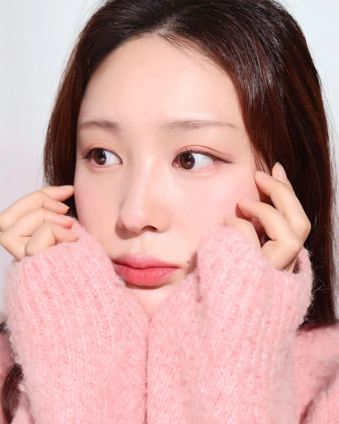 #제품제공 lilybyred_official 

#스윗라이어밀키틴트 #릴리바이레드

핑크덕후들 입틀막할 릴바레만의 핑크로 꽉 채워 나온 #믹스테이프에디션 🎧🩷 그 중 스윗라이어밀키틴트 사용해봤어요!

일단 어떤 제형과도 믹스매치하기 좋은 가볍고 산뜻한 워터리 블러텍스처로 #밀키블러링 이 가능하고, 농도를 덜어내 뽀얗고 은은한 밀키 브라이트 컬러가 #밀키컬러링 까지!!

2호+3호+6호+7호는 쿨톤조합, 1호+4호+5호+8호는 웜톤조합으로 퍼스널컬러에 맞춘 립메이크업이 가능하며, 2호,7호의 경우 뷰티 유튜버 지냐님과 공동개발한 컬러라고 해요ㅎㅎ

저는 특히 4호가 취향저격이어서 4호와 5호를 함께 사용해 메이크업 연출해봤어요.

건조함 없이 편안하게 픽싱되는 워터 겔 제형이라 처음바른 컬러 그대로 유지시켜주고, 가벼운 텍스처라 주름부각이 없어 더욱 좋은!

5/1 (수) 믹스테이프 에디션 올리브영 단독 선런칭!
스윗 라이어 밀키 틴트 [단품/립크려용 기획] 13,000원 - 8,900원 무드키보드 [단품/믹스밤 기획] 29,000원 - 19,900원 러브빔 치크 듀오 [단품/듀얼 브러쉬 기획] 17,000원 - 13,500원
<올리브영 온라인 오특> 5/1 스및 라이어 밀키 틴트 13,000원 - 8,460원 5/4 러브빔 치크 듀오 17,000원 - 12,830원 5/18 무드키보드 29,000원 - 18,910원 / 스릿 라이어 밀키 틴트 13,000원 - 8,460원
*모든 기획세트는 올리브영 단독으로 출시되며, 무드키보드+믹스밤 증정 / 러브빔 치크 듀오+치크 듀얼 브러쉬 증정 / 밀키틴트 4호&7호+밀키립크레용 증정
-5월 한 달 동안 올리브영 강남타운점에서 믹스테이프 에디션 팝업 진행

#파룸체험단 #릴리바이레드스윗라이어밀키틴트 #블러틴트 #밀키틴트 #웜톤틴트 #쿨톤틴트 #올리브영틴트 #lilybyred #워터블러틴트 #릴리바이레드틴트