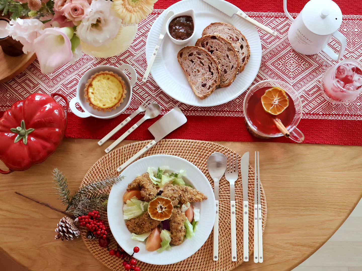 #제품제공​ 오늘의 온더테이블 🍽️ 맛있는 음식과 함께 하는 시간 예쁜 커트러리 세트로 홈스토랑 분위기 한껏 내어 분위기 있게 •ᴗ• 

뉴욕의 감성을 담아낸 트루쿡 뉴욕 커트러리. 베이지 컬러 커트러리 세트 하나쯤 있으면 좋겠다 싶었는데 한식, 양식, 디저트까지 가능한 디너스푼 + 디너젓가락 + 디너포크 + 디너나이프 + 디저트스푼 + 디저트포크 + 버터나이프 + 브레드나이프 + 치즈나이프 구성 ✨

​

디자인이 예쁘기도 하지만 더 중요한 건, 식기세척기도 마구 돌릴 수 있다는 점! 데일리로 사용하려면  이 부분도 은근 중요하잖아요 •ᴗ• 스테인리스 304 소재에 손잡이 부분은 아기 젖병을 만들 때 사용하는 폴리카보네이트 재질로 되어 있어서 식기세척기는 물론 열탕 소독도 가능해서 데일리템 등극✨

따스하면서도 고급스러운 느낌의 베이지톤이라 어떤 플레이트와도 예쁘게🤍 스푼과 젓가락 세트로 구성하기도 좋아서 한식, 양식 할 것 없이  데일리로 사용할 수 있는더 그립감도 굿굿👍

다른 양식 커트러리는 스푼 헤드 부분이 커서 불편한 경우도 간혹 있는데 트루쿡은 스푼 헤드가 작게 나와서 입이 작은 저도 불편하지 않아서 합격! 핸들 끝까지 연결된 스테인리스라 마감까지 견고해서 식세기 마구마구 돌리며 매일 편안하게 잘 사용할 수 있는 커트러리 추천해요😊

​

#제품제공 #오리뷰어 #오하우스 #오늘의집 #트루쿡커트러리 #트루쿡 #커트러리추천 #홈스토랑 #홈쿡​