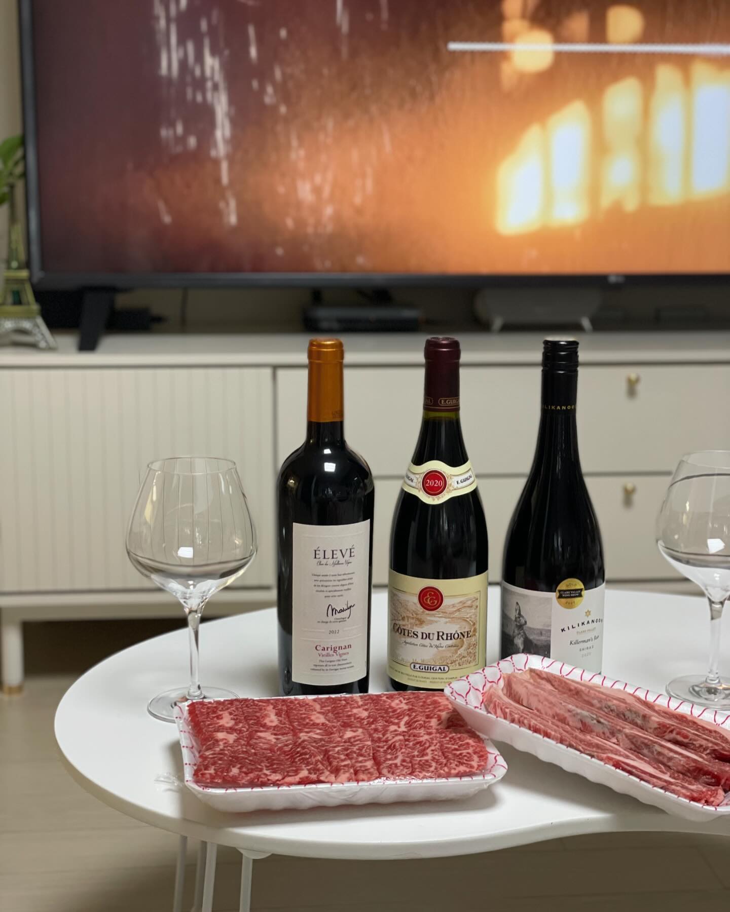 남편생일 2차❤️ 엄마가 사준 한우, 와인
그리고 형님이 사주신 와인들로
이번생일은 선물을 많이받아 집에서 보내깅🤗

술줄이자 남편🤣