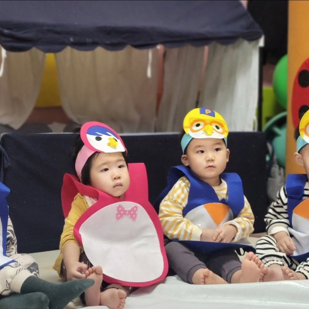 #하둥이네‘◡’✿ 

진짜 너무 귀여운 둥이들🐧🐧
최애 뽀로로 & 패티로 변신👦🏻👧🏻😍

눈도 너무 좋아하고 
오감시간 체육활동 너무 좋아하는
하둥이👍👍

요즘 얼집에서 낮잠시간이 줄어서
쌤들께는 죄송하지만
빨라지는 육퇴가 감사하구요🥹❣️

겨울이라 아침에도 깜깜해서 
매번 아침에 늦잠도 자는 둥이들😴
남은 시간도 알차게 잘 지내자🎄🥰

#뽀로로친구들#뽀로로패티