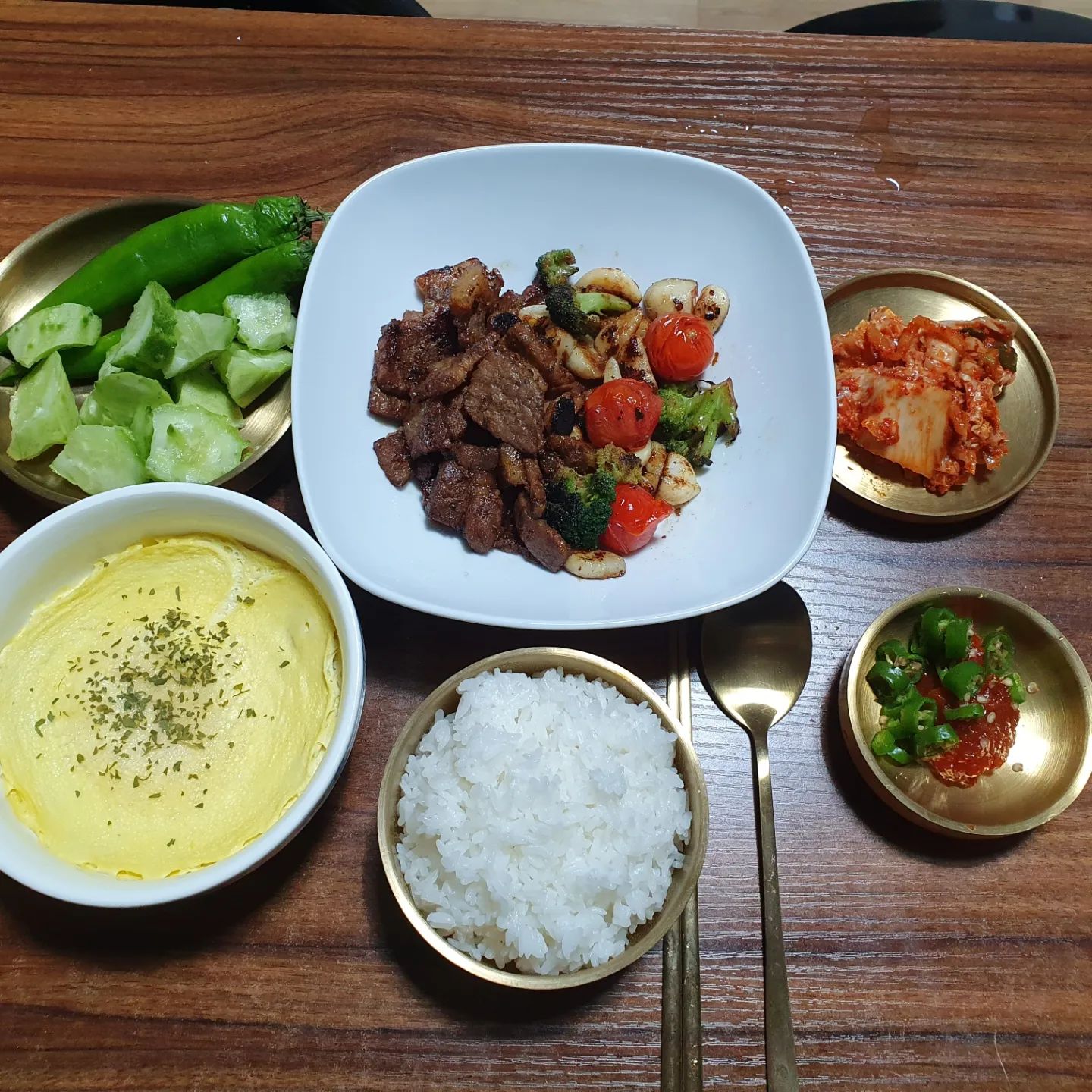 #협찬 전국산지 고기비교사이트 고기팜 
양념돼지고기 2kg 19,200원 

★전국 산지의 신선한 고기를 바로 받을수 있다 
★판매자와 직통이라 저렴한 편이다 
★앱을 다운로드 하면 2000원 할인쿠폰을 준다

나는 완전 고기파라 냉동실에 고기를 종류별로 쟁여놓는다 
매일 1고기는 거의 하는편이라 
저렴하면서 맛있는 고기쇼핑몰을 발견하면 
주구장창 한군데서만 주문해 먹는다 

이번에 새로 알게된 고기팜에서 양념돼지구이를 주문했다 
1kg에 9,600원으로 완전 저렴잉~~~ 
집에 일반 구이용 고기가 많이 있어가꼬 
돼지갈비를 해먹을까 많이 고민하다가 
요즘 요리의욕이 떨어진듯해서 간편하게 양념된걸루~ 

2kg 어마어마한 양인데 2만원도 안한다! 
일단 한번 먹을정도만 두덩이 꺼내서 굽굽했다 
고기 두께도 적당하고 개봉때부터 맛난 향기가 풍긴다 
양념고기는 간이 안맞는 경우가 많은데 
오우~!! 간도 딱 적절하게 맛있다 

뭔가 쌈싸먹고 싶어서 밥이랑 같이 먹었는데 
술안주로도 괜찮을것 같다 
양념된채로 바로 구워먹으면 되니까 완전 간편하당!! 😝😝

gogifarm.co.kr

#고기팜 #온라인정육점 #전국축산물유통 #전국고기 #고기비교사이트 #고기배송 #고기택배 #소고기 #돼지고기 #닭고기 #오리고기 #양고기 #불고기 #한우 #한돈 #돼지갈비 #불고기 #갈비찜 #LA갈비 #제육볶음 #언양불고기 #소갈비 #닭갈비 #돈까스 #함박스테이크 #축산쇼핑몰 #고기쇼핑몰