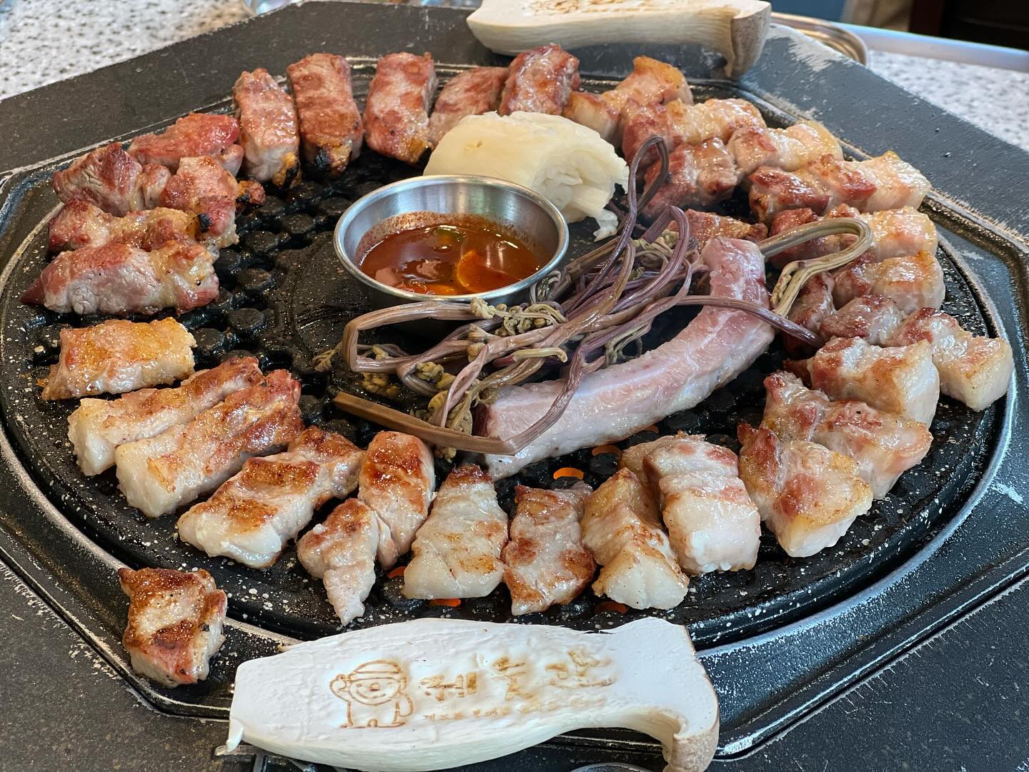 #협찬
.
✔️제줏간 오산 이마트점
✔️1오산역 1번 출구에서 874m

우리 가족이 인정한 고기맛집 제줏간👍🏻
고기가 찐으로 부들부들 잡내없이 맛있어요!

고기는 기본이고 사이드 메뉴까지 완벽한 곳이라 애정합니다.
고기세트메뉴 시키고 사이드로 볶음밥은 꼭 드세요!!
진짜 젤 맛나요😆

특히 직원분들 넘 친절해서 기분좋게 먹고온 제줏간 오산이마트점💖
제주도 느낌 가득한 인테리어까지 취향저격입니다!

#제줏간오산이마트점 #제줏간 #오산대역맛집 #오산맛집 #오산데이트 #오산맛집추천 #오산핫플 #오산고기집 #오산고기집추천 
제줏간 #오산제줏간 #맛스타그램 #좋아요