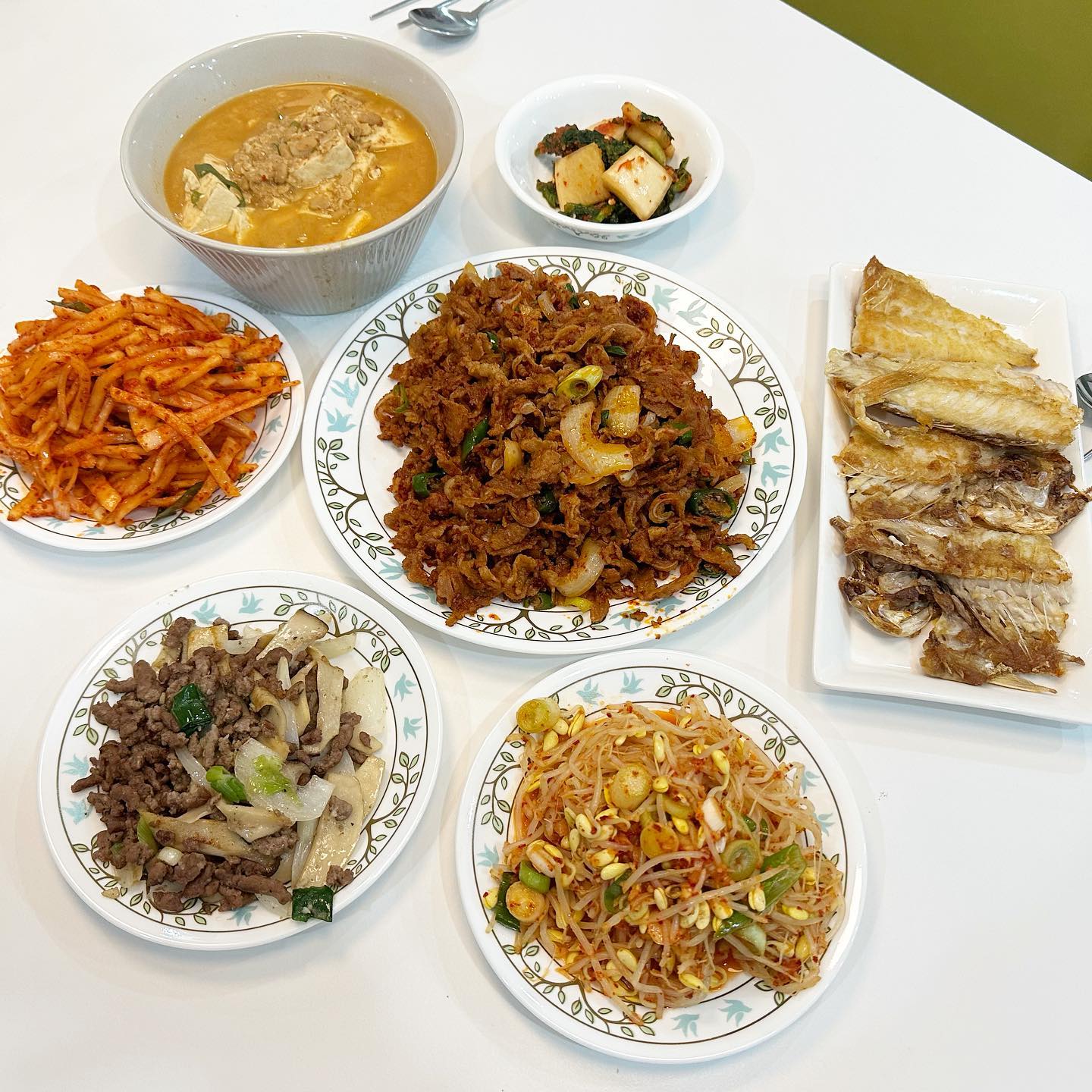 #연스타집밥

간만에 밥상 공유합니다🫰🏻
요즘 회사일하랴 오빠유툽편집하랴
나가서 술마시고 다니랴 바쁘게 보냇다요

간만에 오빠네집가서 한끼 얻어묵고
배불뚝이되서 집귀가💛👍🏻

다들 #다빵아빵 구독 부탁드려요
