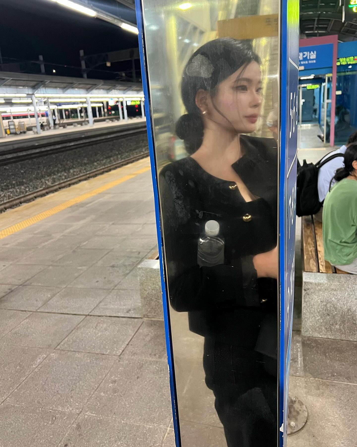 입만 안열면 얌전한디 ?
