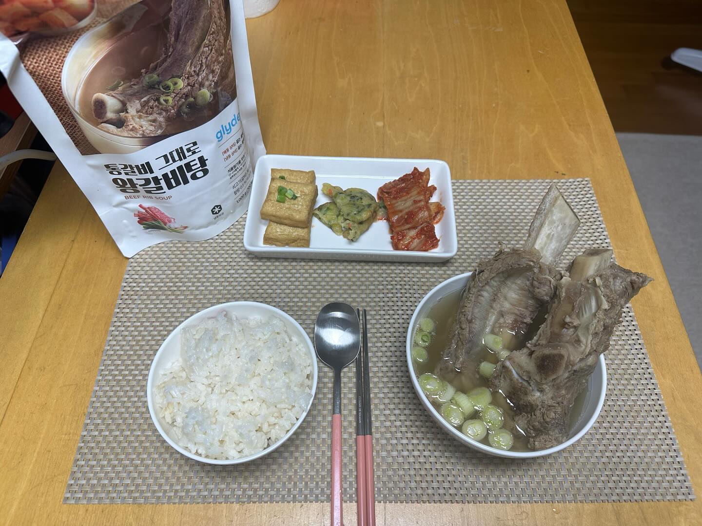 #협찬 
글라이드 통갈비 🍖🍖🍖
그대로 #왕갈비탕

갈비대가 그대로 들어가 있어
비쥬얼부터 먹음직스럽습니다

#밀키트  중탕으로 해동시 15분
냉동시 30분 중탕으로 간편하게
먹을 수 있는 갈비탕
갈비 함량이 무려 36%는 안비밀

갈비와 양지 육수의 황금비율 
블렌딩 수삼으로 잡네 다 잡고
깊고 진한 고소한만 남긴 #진국 🍲

고기는 고기대로🍖
씹고 뜯고 맛보고 즐기고
감칠맛 나는 깊은 육수에는 바로
밥 말아 먹었습니다
은은한 #수삼 향이 풍성한 풍미를
더 해주는거 같네요

누적 후기만 1만5천개 인증😋
소문이 자자한 #갈비탕맛집
집에서도 편하게 즐길 수 있네요

손바닥 만한 갈빗대 
등치가 큰편이라 손도 큰대
갈빗대가 어마어마하다는거죠
양이 많아서 둘이 나눠 먹어도
될정도의 고기양 국물양입니다

추운날씨 따뜻한 #갈비탕 한그릇
몸보신 되네요

#글라이드 #왕갈비탕 #글라이드왕갈비탕 #갈비탕맛집
