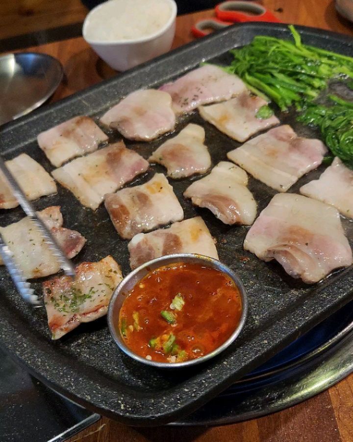 #협찬#리뷰노트

천안 두정동 냉삼맛집 #나나집 다녀왔어요.

나나집의 특별함은 역시 미나리죠.
미나리에 싸먹는 삼겹살 맛 아시나요?
향긋한 미나리향으로 고기의 느낌함을 싹 잡아줘서
고기가 술술 들어가는 매직✨️

남편은 이렇게 두꺼운 냉삼은 처음 본다는데
나나집은 국내산 1+냉동삼겹살을 사용하고 있어
고기질이 너무 좋아요.

제일 좋았던 건 나나집 셀프바에는
버섯이 있어요. 대박이죠?
버섯 좋아하는 사람은 행복한 나나집.

미나리, 김치, 콩나물 다 구워서 냉삼이랑 같이 먹으니
질리지도 않고 어느 재료랑 먹어도 다 맛있어요.
심지어 파채도 맛있어요😆

나나집은 세트메뉴도 너무 잘 되어 있고
가성비가 아주 좋아서 
냉삼으로 아주 배터지게 포식하고 왔답니다.

볶음밥도 주신다고 하셨는데
그거까지 먹으면 저 배터져요. 사장님😂
친절하시고 인심도 너무 좋으신 사장님 덕분에
맛있는 고기 실컷 먹고 왔답니다.

진짜 맛있는 냉삼 먹고 싶을 땐
두정동 냉삼맛집 #나나집 어떠세요?

📍나나집
🇰🇷 충남 천안시 서북구 서부대로 728(두정동)
☎️ 0507-1447-4546
⏰️ 월~금 16:30 - 02:00
  토요일 15:00 - 02:00
  일요일 15:00 - 24:00

#천안맛집#두정동맛집#천안냉동삼겹살#나나집#나나집두정점#두정동냉삼맛집#두정동먹자골목#천안냉삼맛집#미나리삼겹살#천안냉삼#두정동냉삼