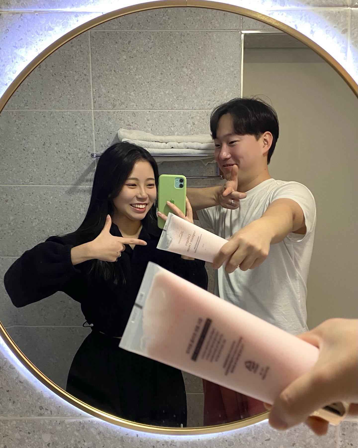 제가 아토피가 있어 추운 바람이 불기 시작한 지금 저희 쟁이커플은 “바디에도 집중 탄력 케어”를 시작하였습니다🐸💚

🔴실시간 후기 업데이트 중
제주도 4박 5일 여정에도 듀어썸 콜라겐 앰플 바디 크림과 함께하고 있습니다💖 그만큼 너무 만족하고 이제는 저에게 없어서는 안 될 바디 크림입니다

#듀어썸 에서 #제공 해주신 <듀어썸 콜라겐 앰플 바디 크림🧴>으로 보습뿐만이 아닌 탄력까지 만족도 100%로 사용하고 있어 여러분에게도 소개해 드리고 싶어 이렇게 가져왔습니다😆

콜라겐 앰플 크림⁉️
- 주름 피부 쳐짐 등••• 바디 피부 노화가 신경 쓰일 때
- 얇고 푸석해진 피부에 진~한 보습이 필요할 때
- 울퉁블퉁 힘업이 늘어진 피부 바디 탄력, 리프팅이 고민일 때
사용해 주시면 제격입니다✨

❔얼굴보다 바디 노화가 먼저 보인다는 사실 다들 알고 계셨나요❔

https://dewassome.com/product/콜라겐-앰플-바디-크림-collagen-ampoule-body-cream/44/category/1/display/6/

#협찬 #광고 #콜라겐 #콜라겐크림 #탄력크림 #바디크림