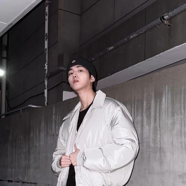 윤제 on Instagram: "#광고 @standarderror_official 환절기와 겨울에 모두 착용 가능한 카라넥 패딩 오버핏 실루엣의 카라넥 디자인 투웨이 지퍼가 사용되어 활동성 및 다양한 디자인 연출 가능