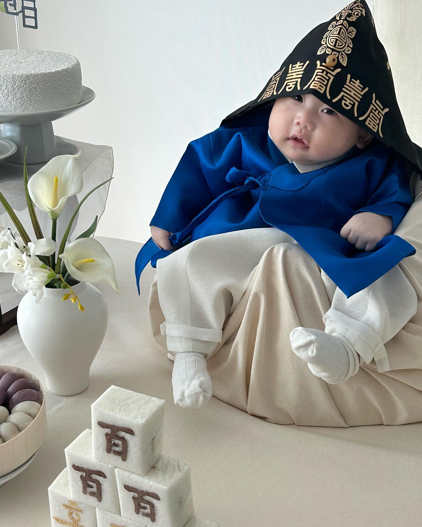 .
어느덧 백일이 된 👶🏻

백일상 셀프로 세팅하고 사진 찍어주기 생각보다 쉽지 않네요😳
비록 제대로 된 가족사진 하나 못 건졌지만 
준비하는 과정이 너무 재밌었던...😇
스튜디오 가서 예쁘게 찍어줄게 🫶🏼

#셀프백일상
#백일아기