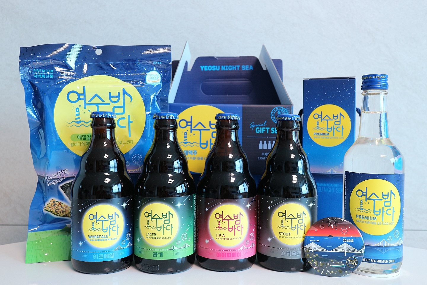 #협찬
여수여행 후
여수 기념품 여수 여행 선물은 여수밤바다 맥주와 프리미엄 소주

✔여수밤바다 수제병맥주 4종
(WHEAT ALE, IPA, LAGER, STOUT)
4가지 맛으로 
WHEAT ALE:향긋한 목넘김이 부드러운 밀맥주
IPA:과일과 꽃의 깊은향과 쌉쌀한 맛이 있는 인디아페일에일
LAGER:상쾌한 목넘김이 부드러운 필스너
STOUT:커피와 초콜릿향과 묵직함 바디감이 있는 흑맥주
마그넷오프너로 여수를 기억할 수 있을것 같은 감성 마그넷과 바삭한 김스낵으로 안주까지 구성되어 있었죠.

✔여수밤바다 프리미엄 소주 선물용
100%국내산 생쌀을 감악증류하여 빚은 프리미엄증류식소주로 깨끗하고, 부드러운 맛으로 즐길 수 있는데요.
동봉된 LED코스터로 마시는 내내 여수밤바다의 감성가득 느낄 수 있을것 같아요.

✔구매는 yeosu_giftshop
여수밤바다F&B 직영판매점인 여수밤바다기념품샵
(전남 여수시 진남상가길 6)

#여수밤바다맥주 #여수기념품 #여수선물 #여수맥주 #여수여행선물 #여수밤바다 #여수밤바다기념품샵 #여수밤바다소주 #여수소주