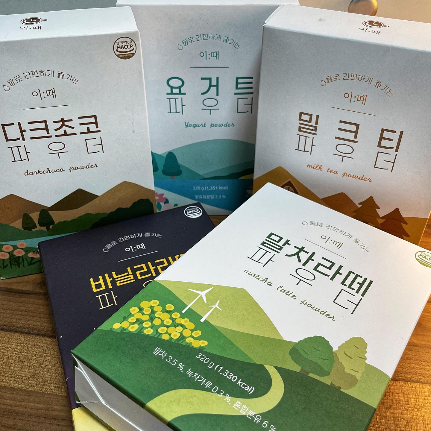 #협찬 여름 되니까 음료 정말 많이 먹게 되는거,, 
저만 그런거 아니죠,,? 최근에 홍콩 다녀온 이후로 
밀크티에 꽂혀서! 자주 즐겨 먹고 있는데요 ㅎㅎ 

이번에 좋은 기회가 생겨 ‘대호식품’의 
카페이즈 파우더 제품을 만나보게 되었답니당 😁😁 
우유없이 물에 타먹을 수 있어 엄청 진하고 
언제 어디서든 간편하게 먹을 수 있어요 💗

저는 밀크티와 바닐라라떼를 먹어봤는데 
우유를 넣지 않았는데도 아주 달달하고 맛나더라고요 🥛 
덕분에 올여름 음료는 이걸루 당첨〰️ 
요거 하나만 우리집 완전 #홈카페 그 자체쟈냐,,💗💗 
음료부터 스무디까지 다양하게 활용할 수 있는 
대호식품 카페이즈 파우더 제품 구경해보셔요 💌

제품링크는 요기서 ➡️ https://smartstore.naver.com/cafeis/products/6795165929?

#요거트파우더 #바닐라라떼파우더 #초코파우더 #밀크티파우더 #카페파우더 #음료파우더 #카페 #커피 #바닐라라떼 #바닐라라떼만들기 #밀크티만들기 #말차라떼 #말차라떼파우더 #카페스타그램 #먹팔맞팔 #먹스타 #먹방 #먹스타맞팔 #먹부림