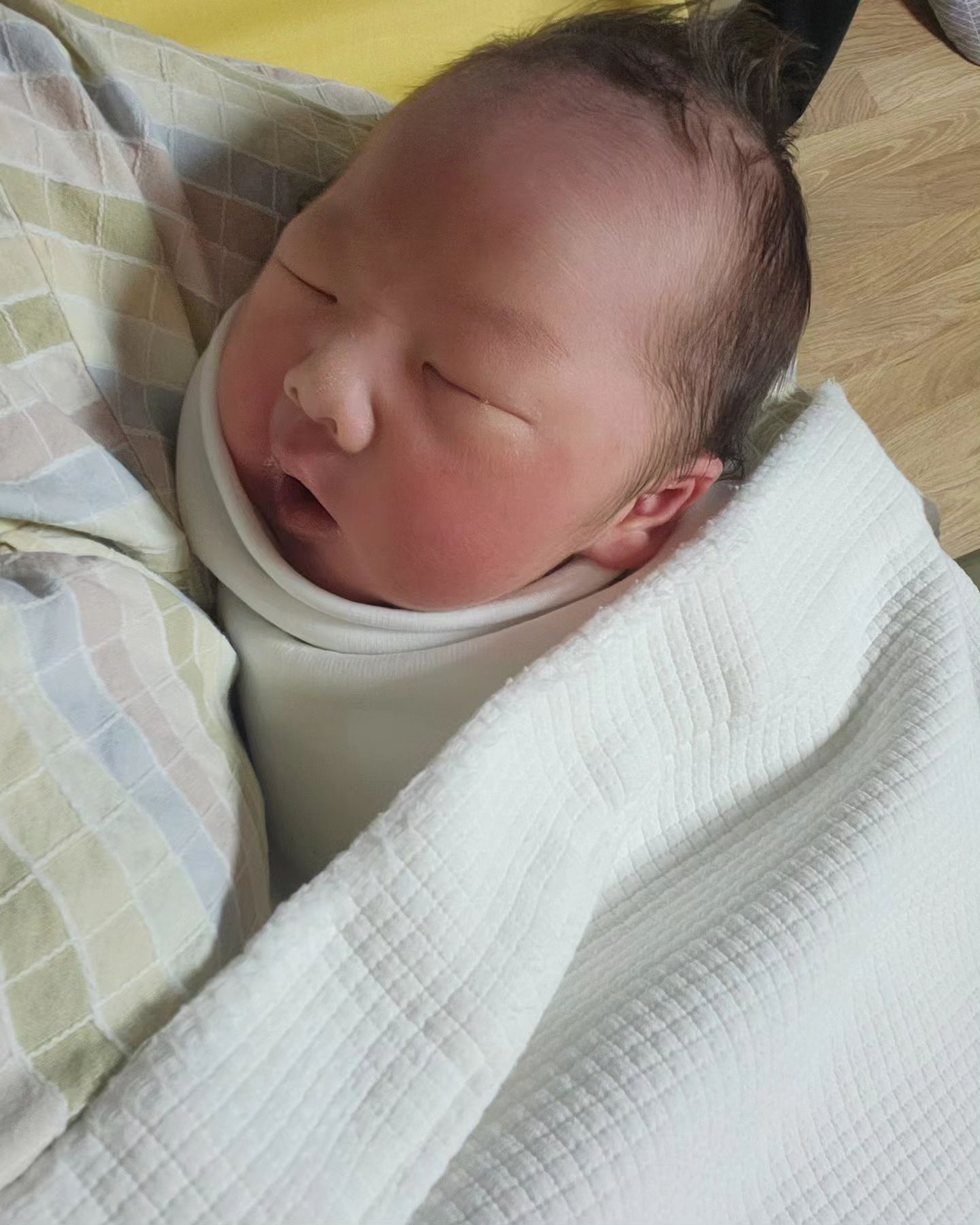 2023.10.17 오전 10시39분
내가 아가를 낳앗다니....🥺
진짜 저승사자랑 하이파이브하고...진통에 수술에 진짜 당근이낳으려고 너무힘들었는데 얼굴보니 싹~사라짐...😆
다들축하연락 고맙고 이제 몸조리해서 복귀해야지~~~🏸
당근아 엄마아빠한테 와줘서 고마워❤️
sky4542 옆에서 고생해떠ㅠㅠ...🤣
.
.
#23년생 #10월생 #득남 #토끼띠 #3.78kg #사랑해 #당근이