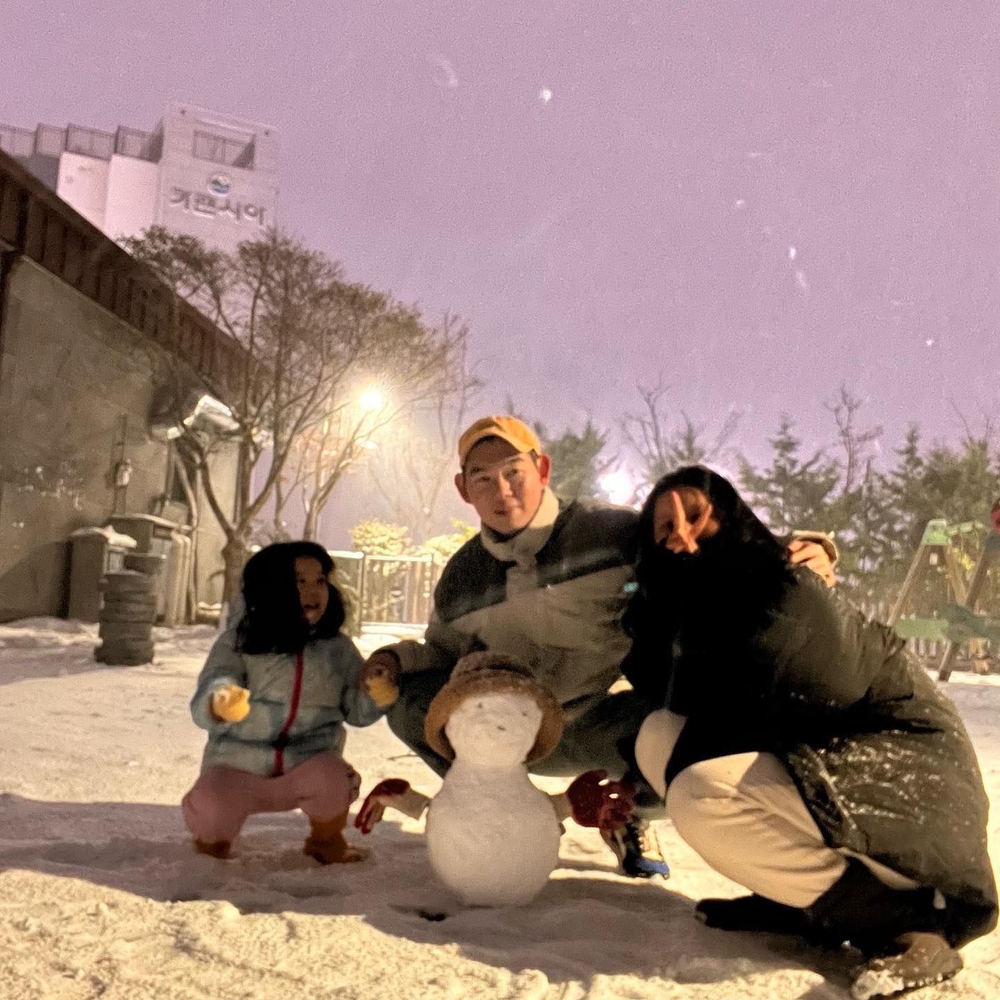 32개월 제주에서의 첫 눈 ⛄️☃️
우리 셋 한시간이지만 재밌고 알차게 보냈다 :) 
행복길만 걷즈아 - ❤️
