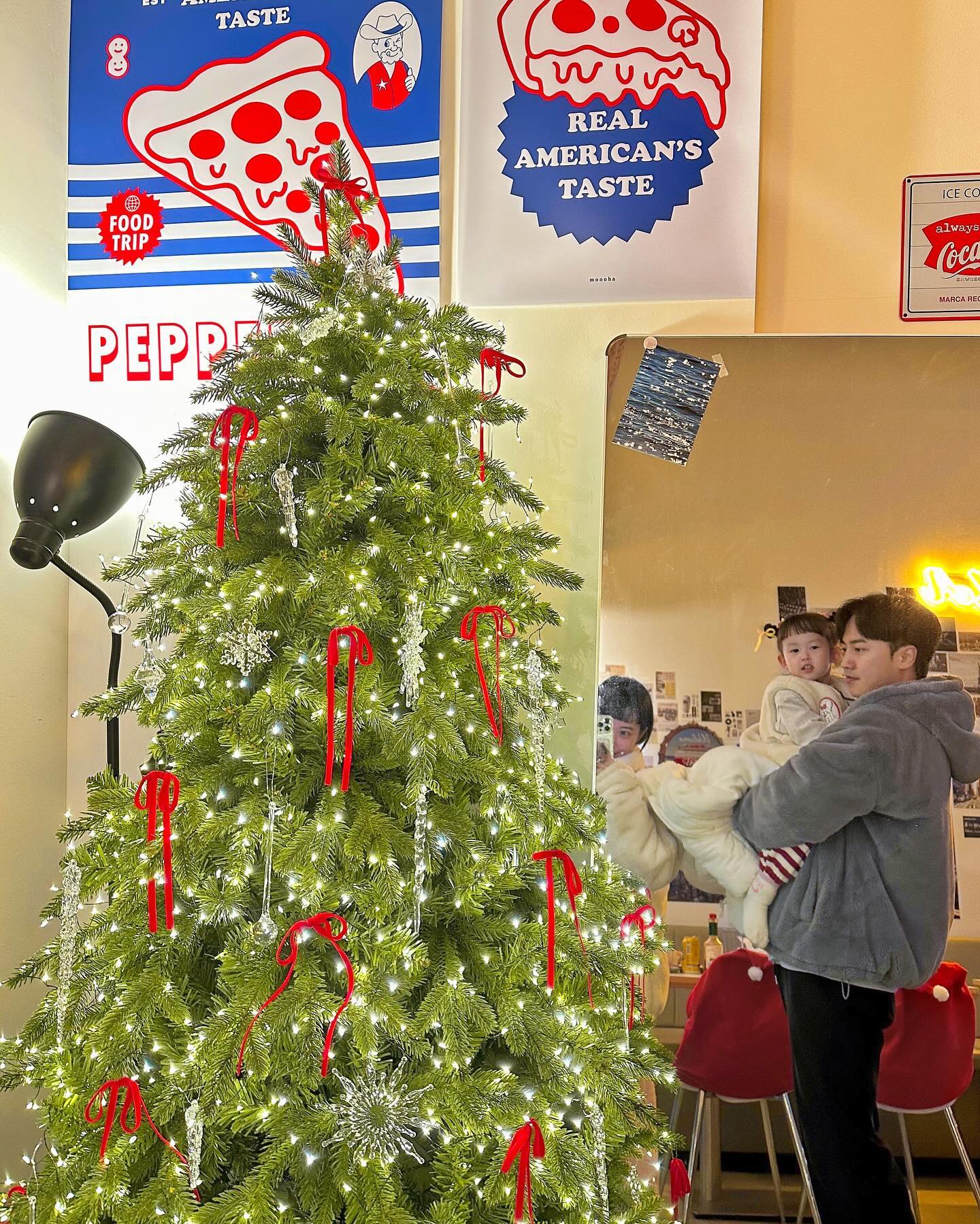 -
저번달에 우연히 들어갔다가
피자맛집 발견한 곳 ❝루카스피자❞
ckcnco_lucas 

🎄크리스마스라 맛있는 핏쨔 생각에
호다닥 꽁꽁싸매고 뇸뇸했다죠 ❤︎ꔛ

1월에 로쿠니랑 재키오면 데려가야징 쿄쿄
핏쨔에 맥주한잔 즘맬루 첵오라구 🍕🍺

아.. 크리스마스기록 피드에 남기는 중 인데
또 먹구싶댜.. 오늘 몸살땜에 맛 안느껴지는데
루카스피자는 먹구싶댜.. ˵ˊᯅˋ˵🤍

#내돈내산맛집