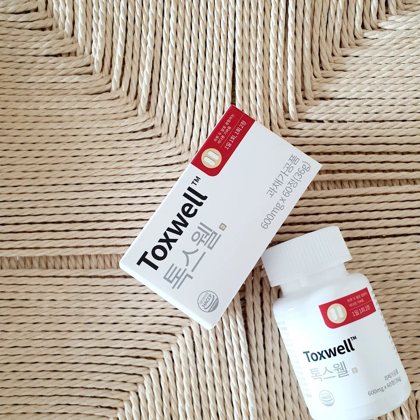 #붓기관리 #협찬 

#Toxwell #톡스웰

잘 붓는 편이라 붓기없애주는 제품을 찾아보다 알게 된 외국에서는 이미 유명하다는 부종과 라인관리에 도움을 주는 "톡스웰" 제품을 섭취중인데요~😊
브로멜라인과 퀘르세틴, 파파인 원료배합이 붓기와 염증성부종 뱃살(단단한 내장지방)을 없애는데에 도움을 주고 몸을 가볍고 라인을 날렵하게 만들어 준다고 해서
엄청 기대가 됐어요.
일주일 정도 섭취해보니, 아침에 일어나면 다리부종이나 얼굴부종이 많이 줄어든 듯 하고 뱃살도 좀 없어진 것 같더라고요~‼️💯
붓기가 없어지는 게 점점 보여서 아침마다 빼먹지 않고 꼭 섭취중이랍니당~!👍
.
.
.

📍.이런 분께 추천!
- 자극적인 음식을 즐겨드시는 분
- 밤마다 다리가 늘 무거운 분
- 출산 후 예전으로 돌아가고 싶으신 분
- 얼굴부종으로 늘 땡땡하신 분
.
.
.
.

☑️ 제품 URL : https://www.toxwell.co.kr/shop_view/?idx=31
#스웰레시피 #중년뱃살 #중년라인관리 #철갑형지방