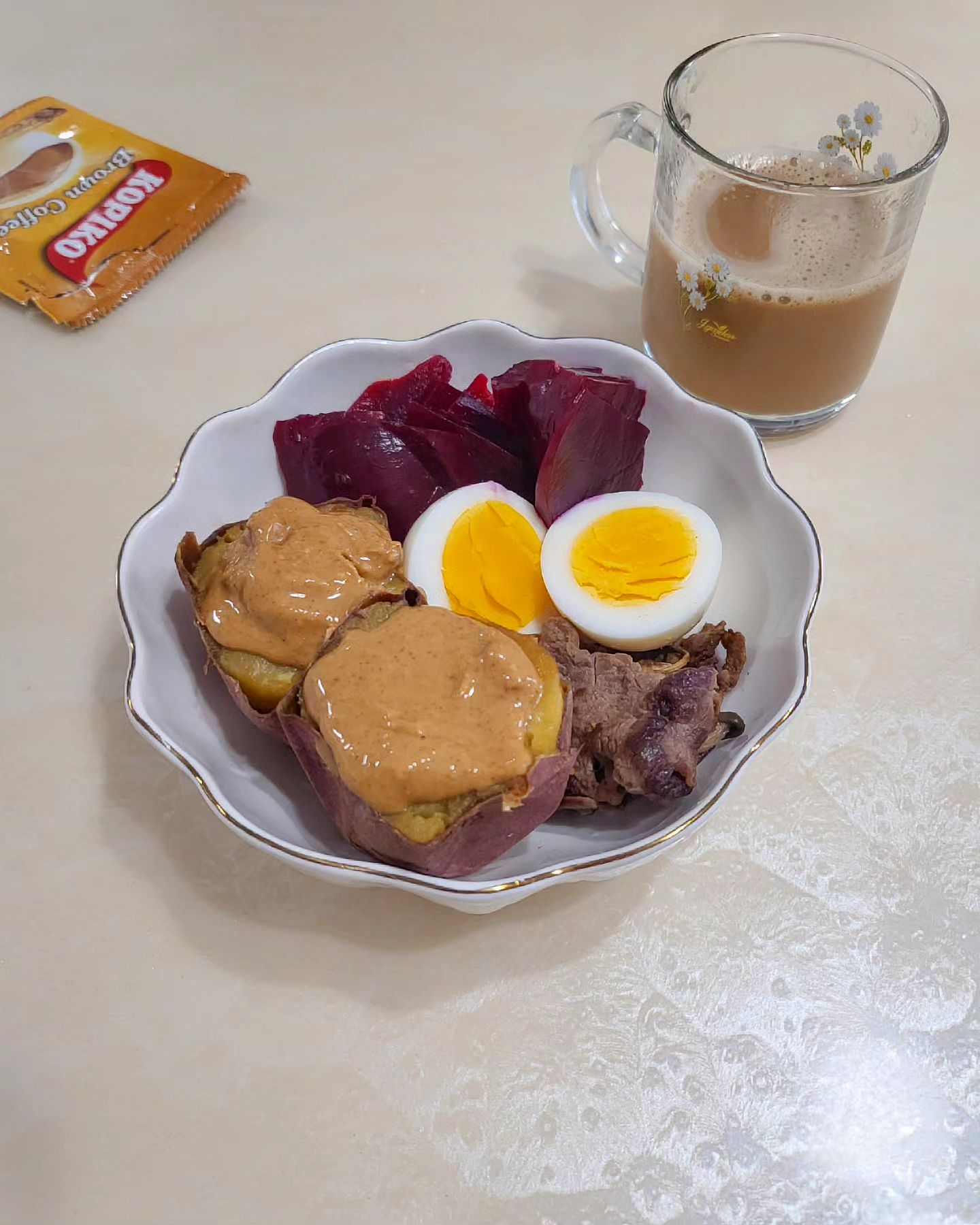 #닿이어트#닿구마 🍠

추운날에는 특히나 맛있는 고구마,
호호 불어먹기🌬

땅버 사과에서 고구마로 짝꿍해줬더니 더 좋아...❤️
겨울잠자는 비트도 깨워서 꼬숩 채워주기

달달한 브라운 커피로 쭈욱- 목구멍 길 열어주따🤤

#습관리셋챌린지#흥둥이챌린지#흥둥이홈트#오흥완#닿둥이#다이어터#다이어트#유지어터#홈트#식단#다이어트식단#다이어트레시피#운동하는여자#운동하는엄마#집밥#홈트#식단#고구마추천#고구마식단#불로구마#땅버식단#자연시간#간편비트#브라운커피