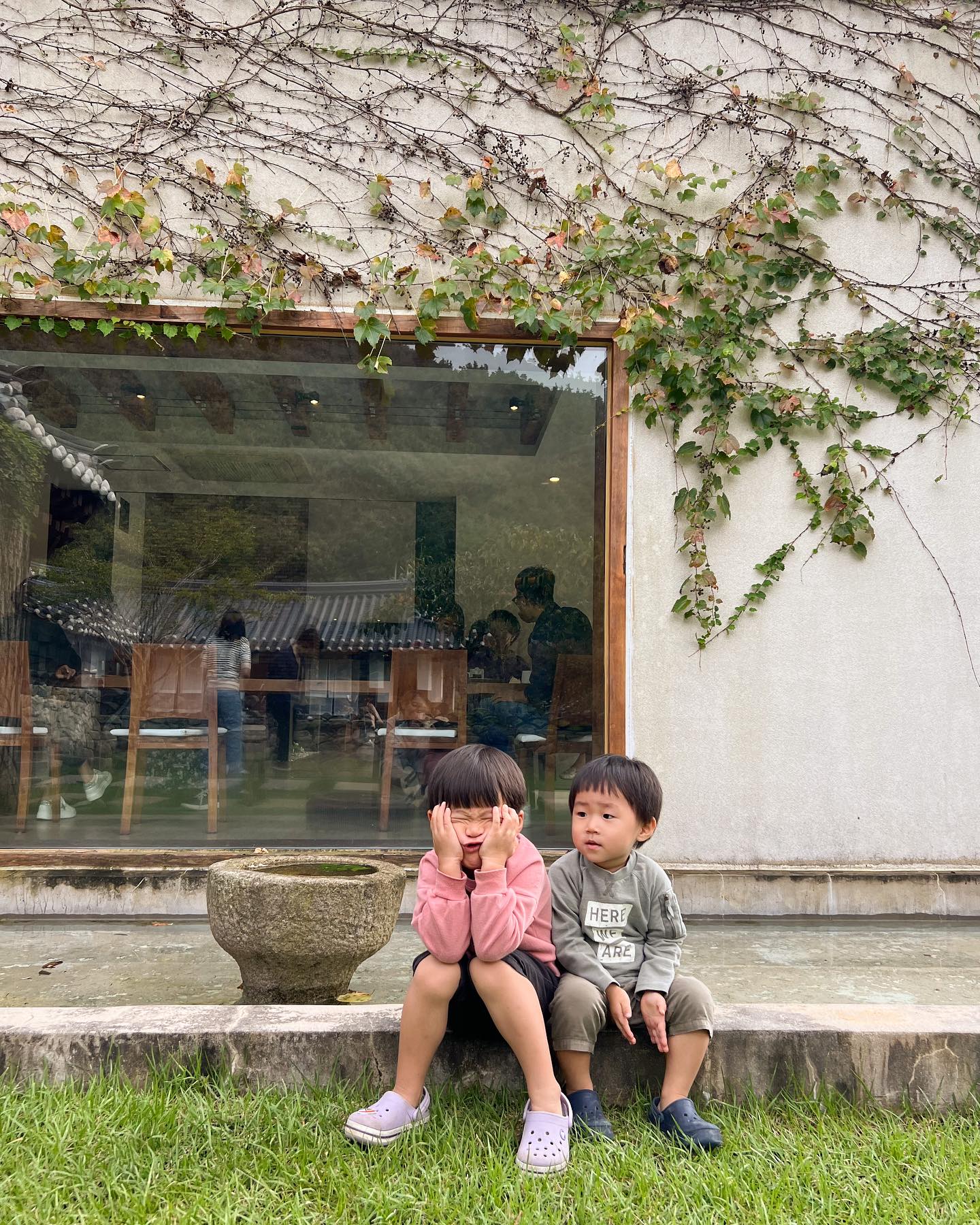 #두베카페

연휴를 이용해 완주 여행하다가 만난
두베카페☕️

커피와 디저트가 둘다 묵직한 느낌이고
의외로 아기들이 쑥파운드 부분을 엄청 잘 먹더라는🤭

안에 물을 지나갈수 있게 돌다리가 있어 사진을 안찍을 수가 없고
결정적으로 어딜 찍어도 갬성샷이 나와용😚😚😚

1층은 노키즈존
2층과 야외는 키즈 오케이 인데
1층에서 음악 감상하면서 차 마시는 모습이 여유 그 자체였습다 굿👌

걸어서 5분거리에 소양 오성제도 함께 있어서 산책까지 아주 #완벽그잡채 

완주 여행 추천해요옹❤️

#완주여행의모든것 #완주카페추천 #완주여행코스 #카페두베 #두베 #오성제 #오성제카페 #아기랑여행추천 #아기랑여행추천 #아이와트립 #아이와여행하기좋은곳 #아이와가볼만한곳추천 #가족여행중💕 #쑥파운드 #인절미라떼 #오곡라떼