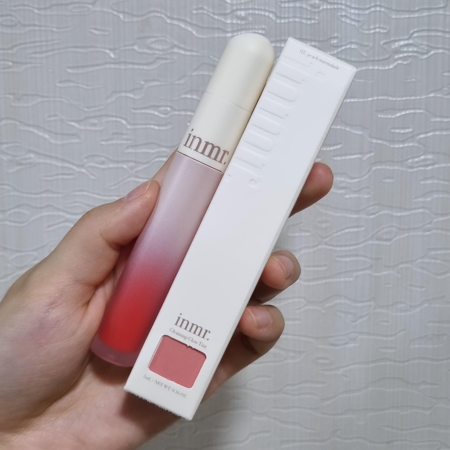 #협찬 inmr.kr 

ㅁ 한줄평 
광채 컬러 + 플럼핑+립 케어가 한번에 가능한 글로우 틴트

ㅁ 추천이유
1) 끈적임 없는 글로우 제형
2) 오래 지속되는 광채와 컬러
3) 탱글 도톰하게 연출되는 플럼핑 효과 살짝 쿨링감이 느껴지면서 입술에 볼륨이 올라옴 
4) 끝부분이 살짝 둥글게 설계되어 제형 밀착력이 더욱 높다
5) 스폰지팁이 내장되어 있어 오버립을 연출하기 굳
6) 맑고 투명한 피치 오렌지로 생기 넘치는 무드
7) 살구씨오일, 아르간 오일함유로 오일 광채 완성

ㅁ 제품구매
론칭 예정이며 할인과 이벤트가 진행될 예정, 인뮤 공식몰 가입 시 무료 배송 쿠폰 지급

#인뮤 #글리밍글로우틴트 #글로우틴트 #립글로우 #탕후루틴트 #립플럽퍼 #물먹립 #탕후루립 #물광립 #물광틴트 #오일틴트 #플럼핑틴트 #입술펌핑 #글로시립 #볼륨틴트